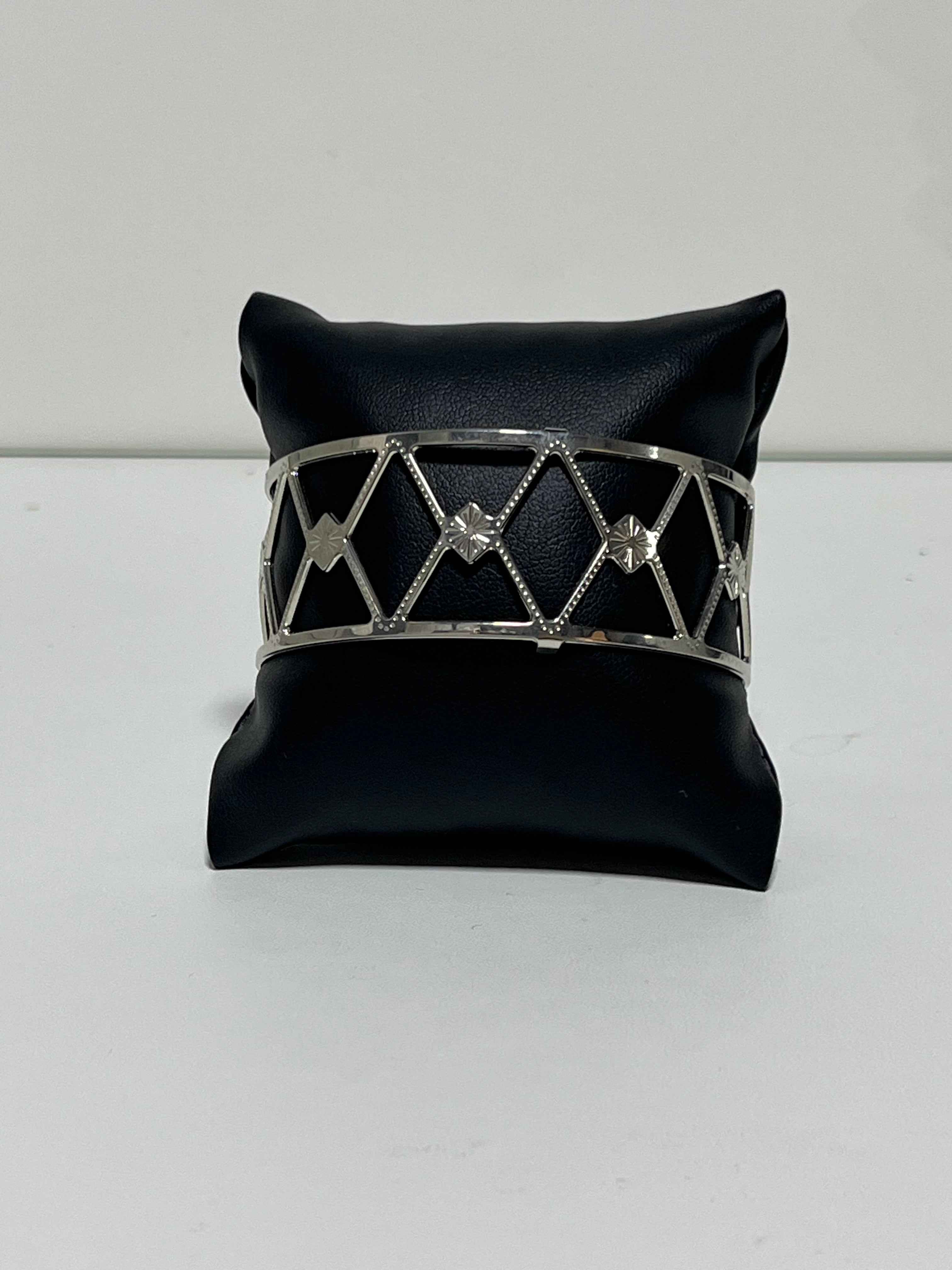 Bracelet manchette ajouré – métal argenté
