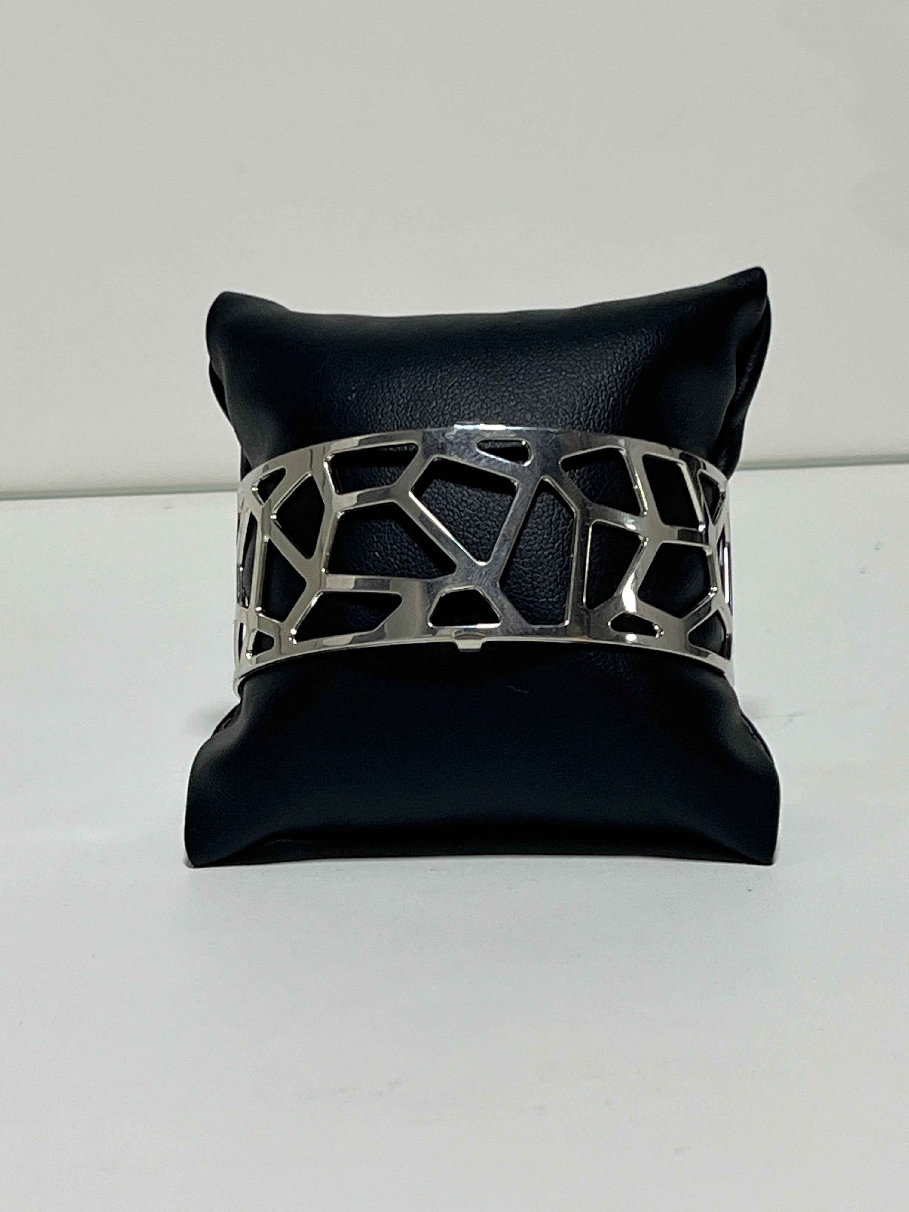 Bracelet manchette ajouré – finition argentée