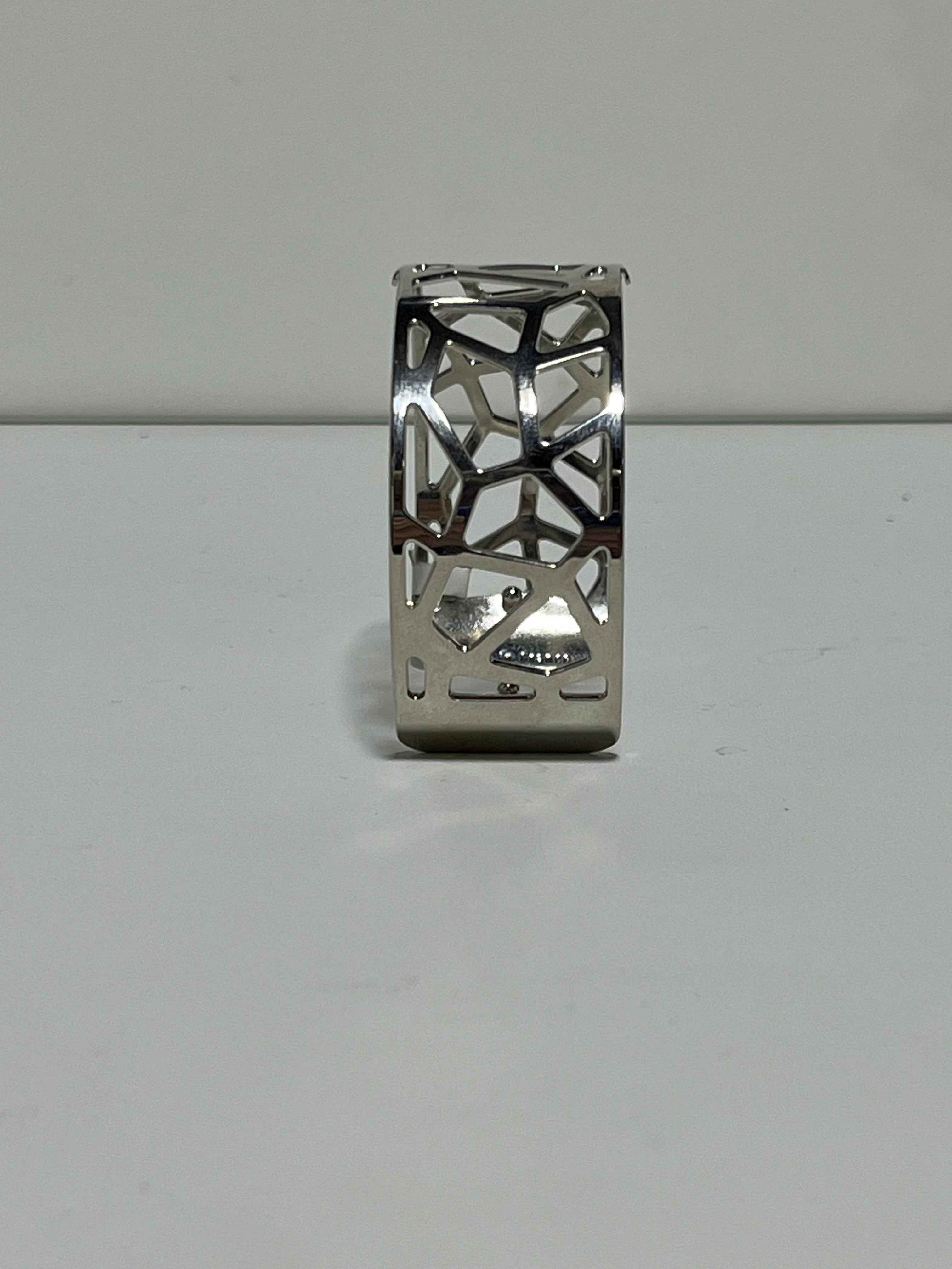 Bracelet manchette ajouré – finition argentée
