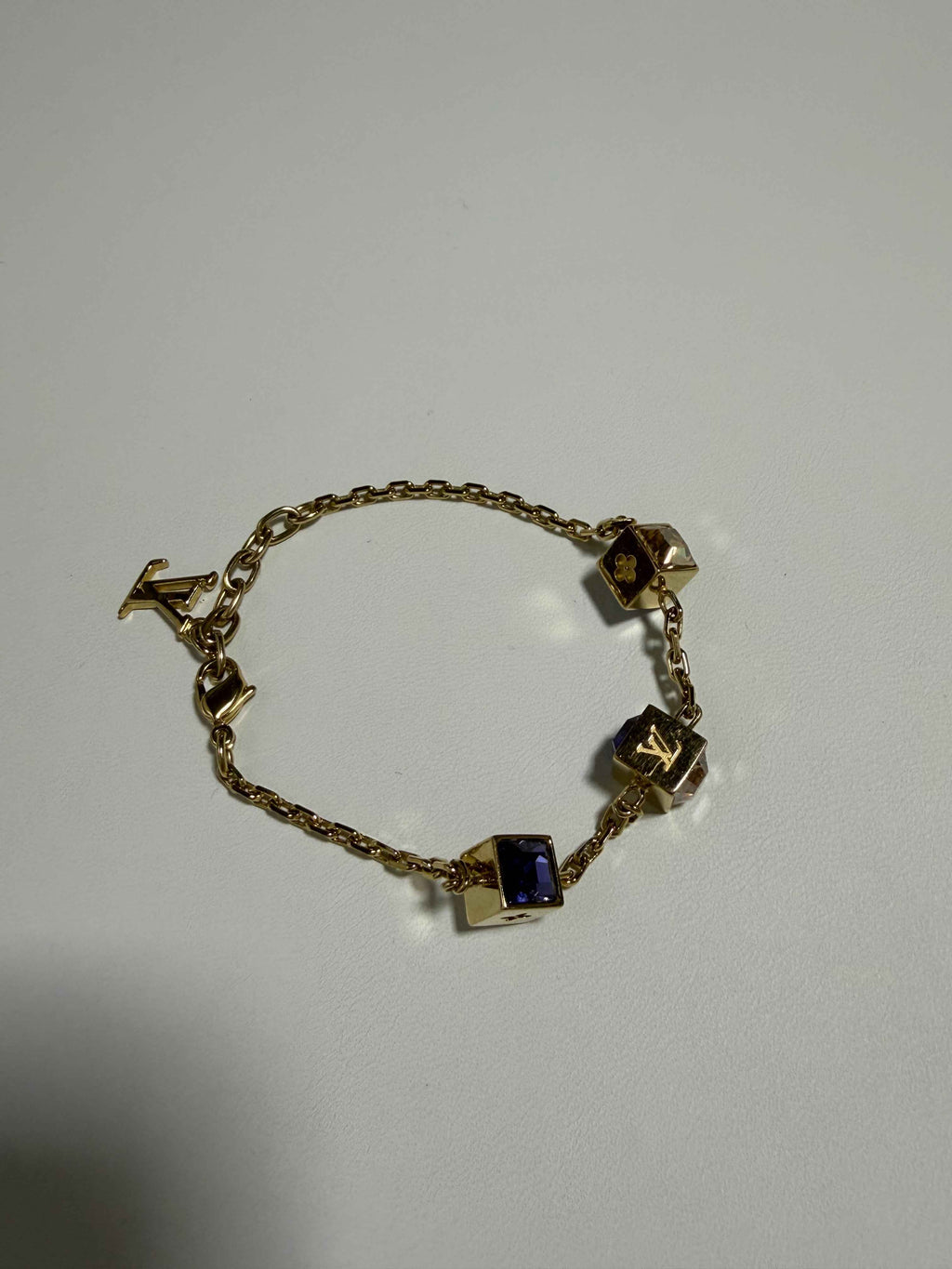 Bracelet Louis Vuitton – Métal doré & Dés strassés – 19 cm