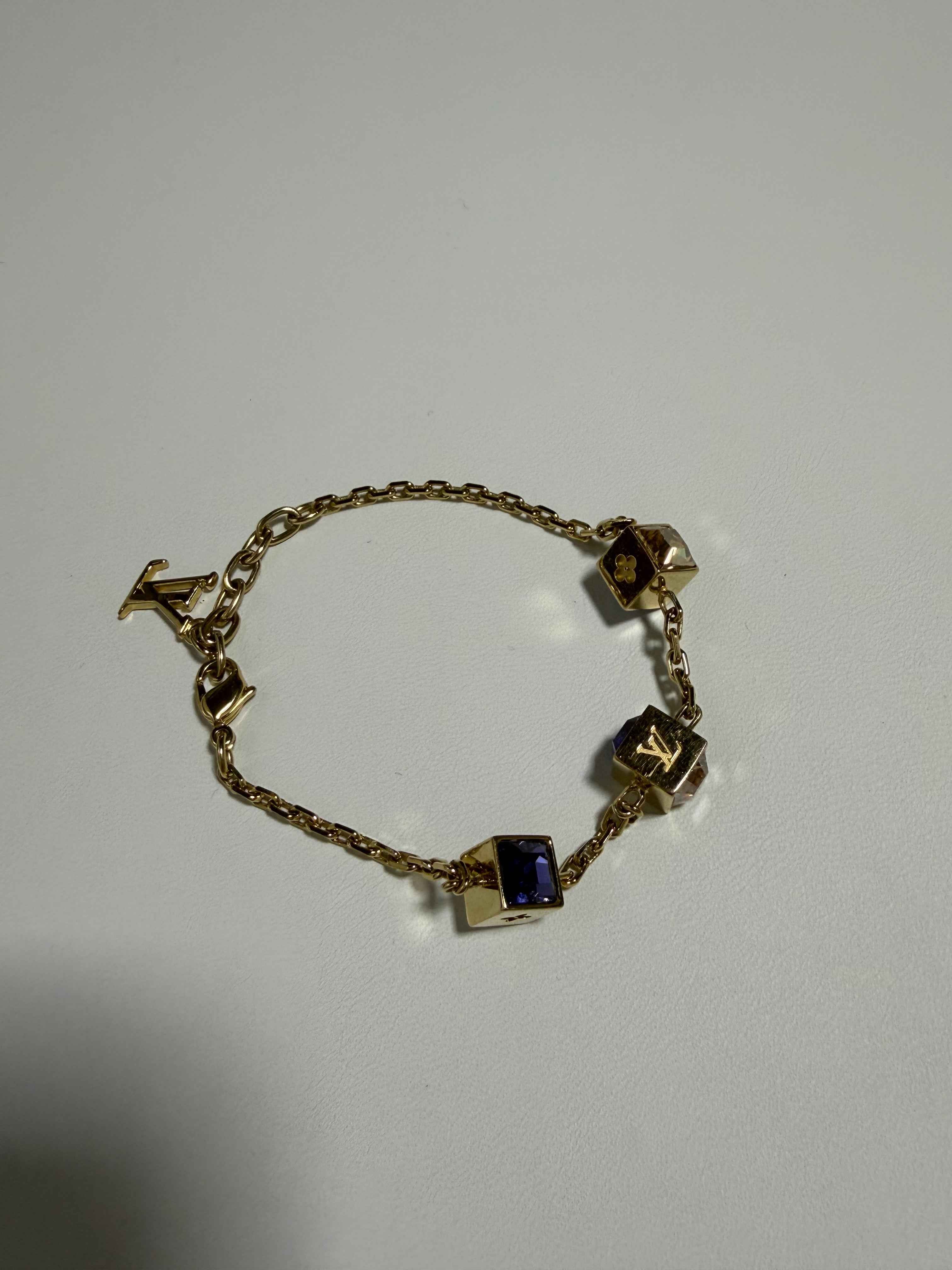 Bracelet Louis Vuitton – Métal doré & Dés strassés – 19 cm