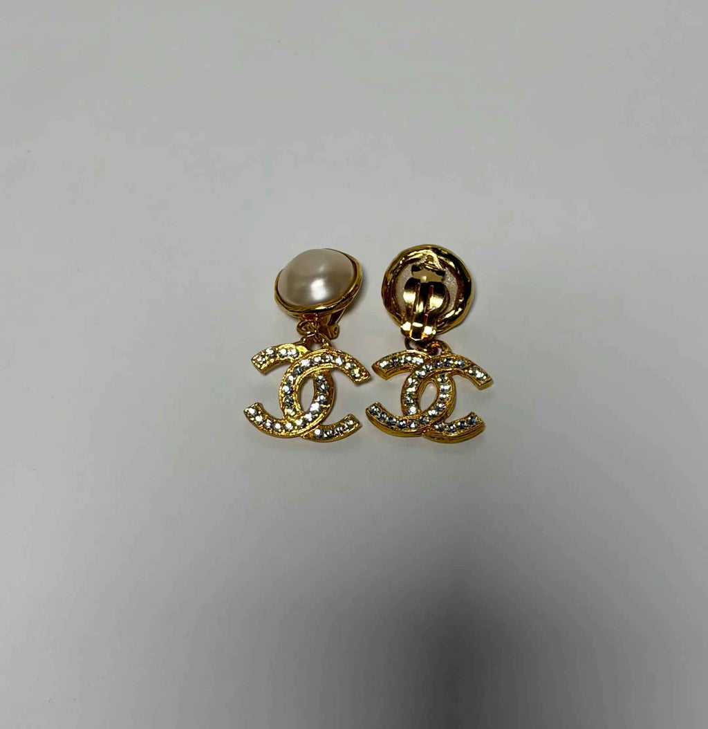 CHANEL – Boucles d’oreilles pendantes CC – Perles baroques – Métal doré – Circa 1990
