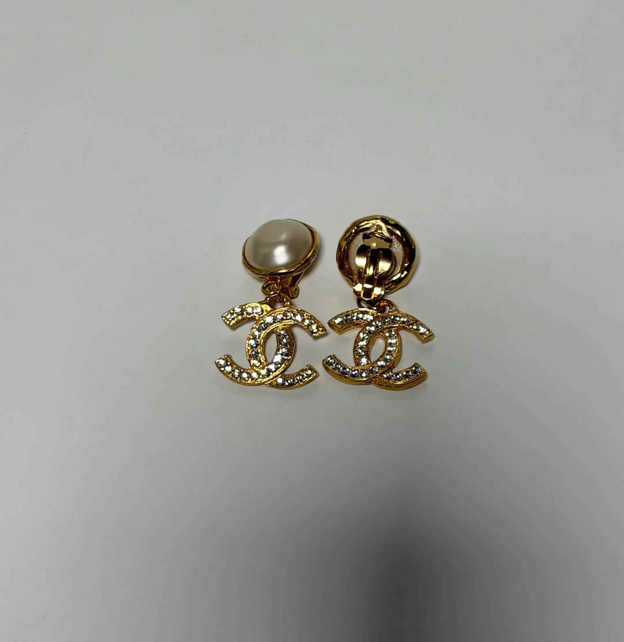 CHANEL – Boucles d’oreilles pendantes CC – Perles baroques – Métal doré – Circa 1990