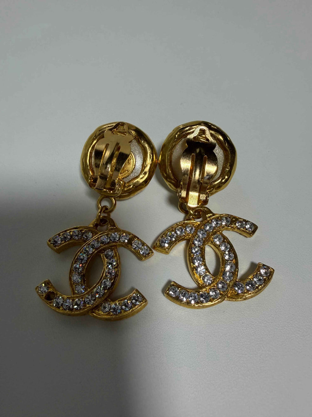 CHANEL – Boucles d’oreilles pendantes CC – Perles baroques – Métal doré – Circa 1990