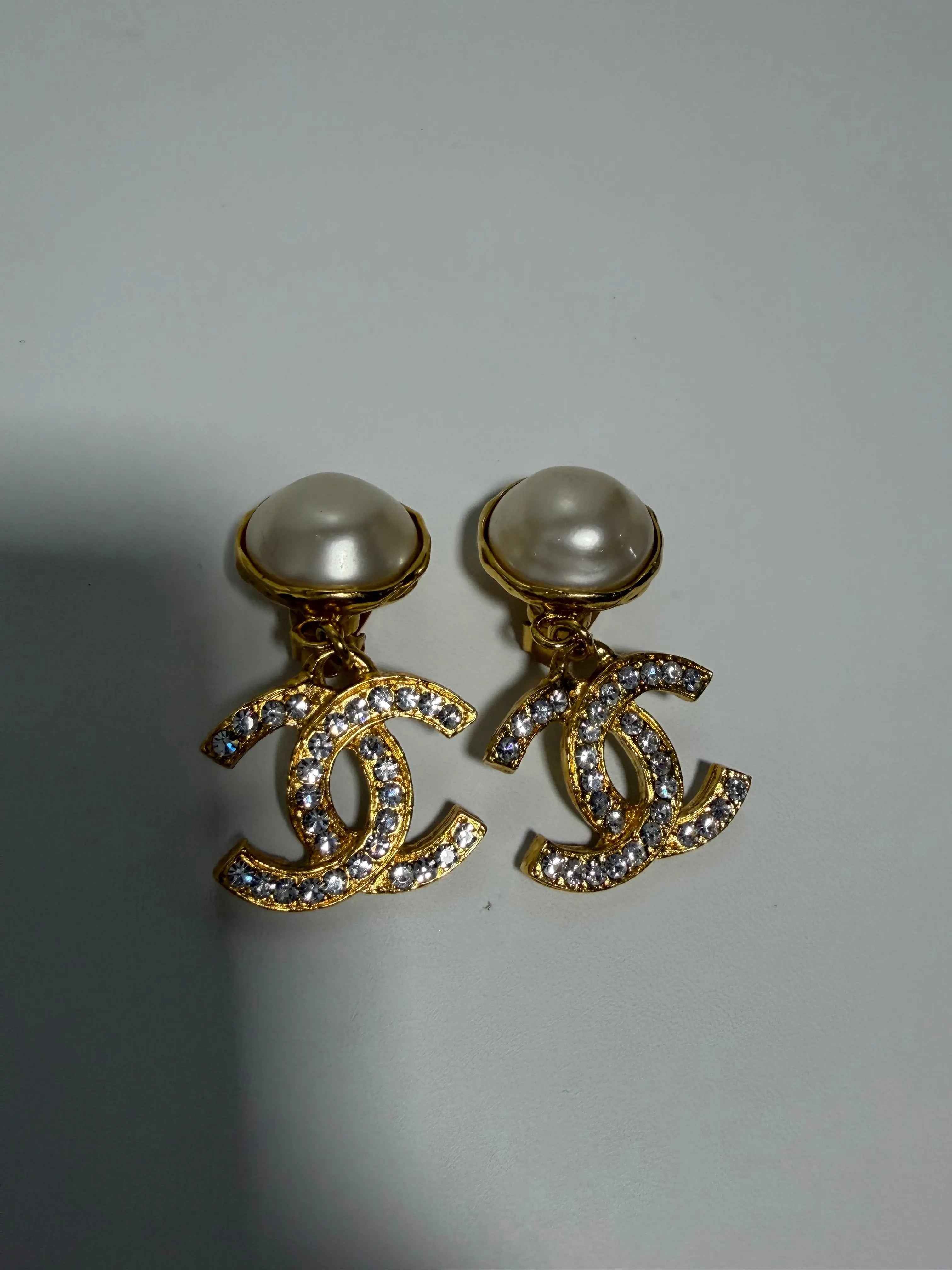 CHANEL – Boucles d’oreilles pendantes CC – Perles baroques – Métal doré – Circa 1990