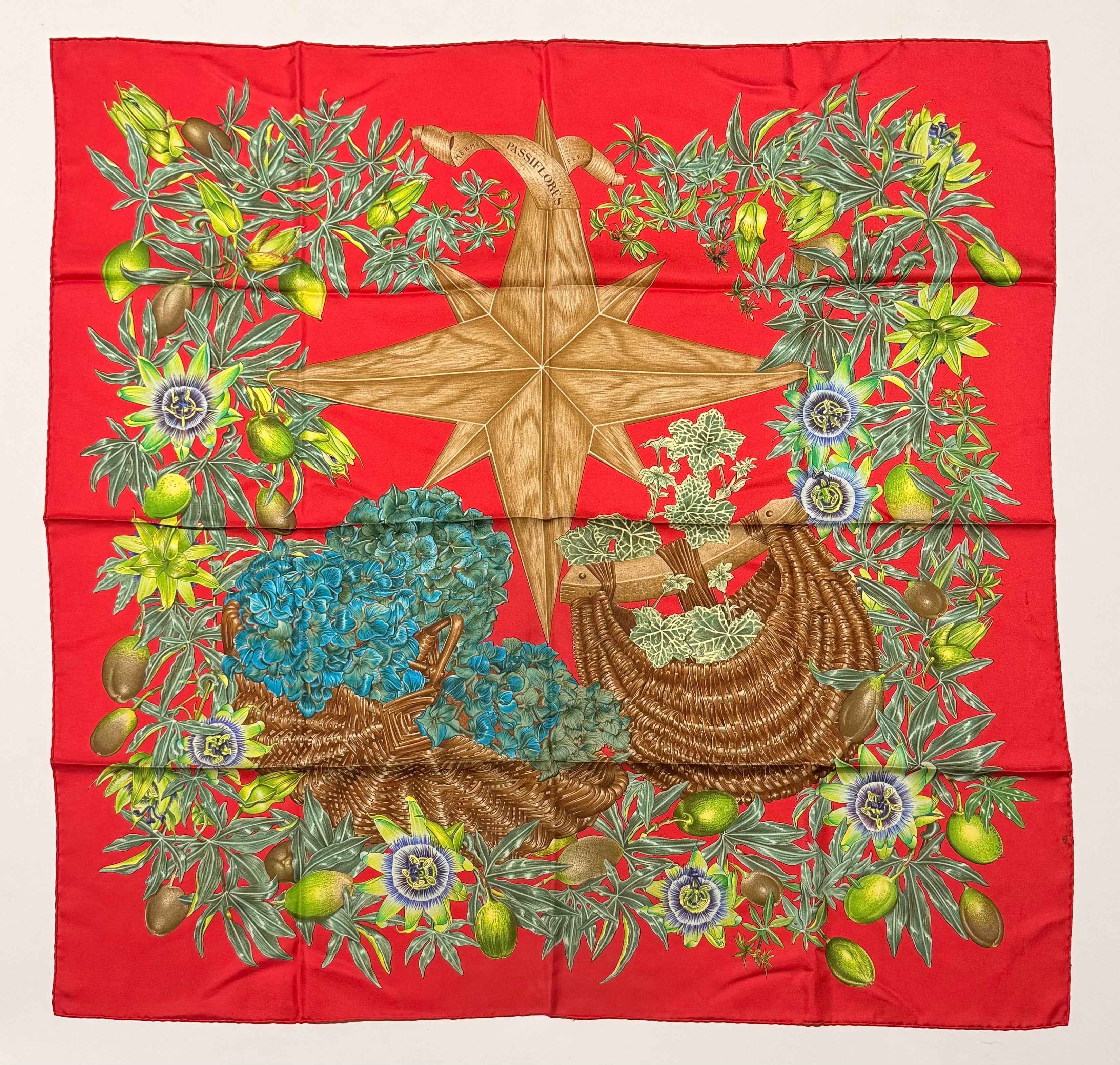 Carré Hermès “Passiflores” 100 % soie – Signé V. Dawlat – Fond rouge