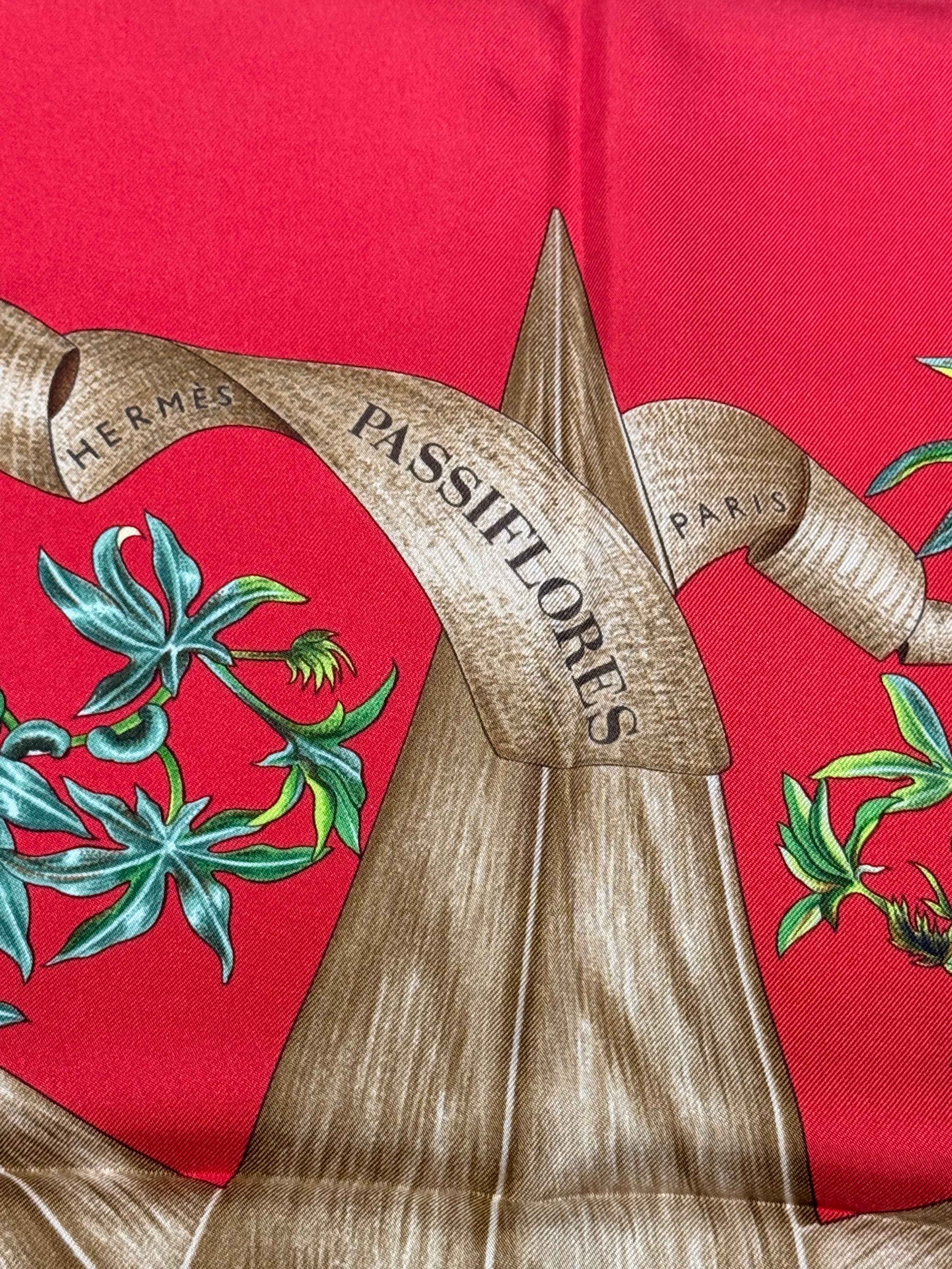 Carré Hermès “Passiflores” 100 % soie – Signé V. Dawlat – Fond rouge