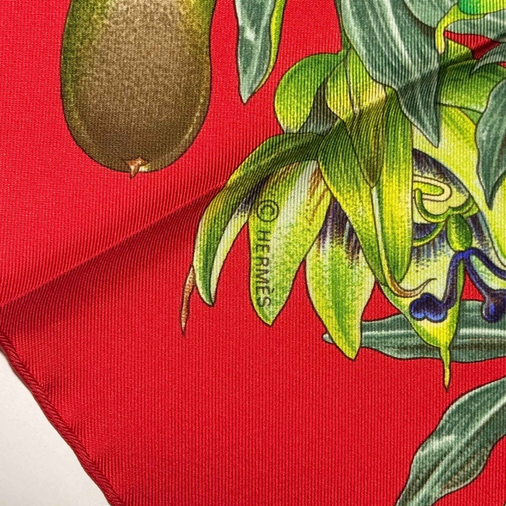 Carré Hermès “Passiflores” 100 % soie – Signé V. Dawlat – Fond rouge