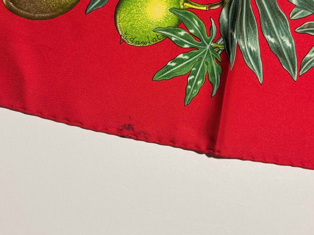 Carré Hermès “Passiflores” 100 % soie – Signé V. Dawlat – Fond rouge