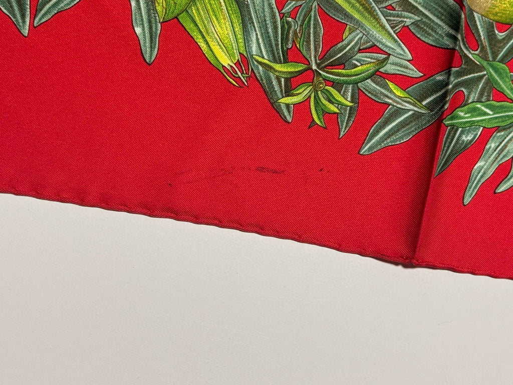Carré Hermès “Passiflores” 100 % soie – Signé V. Dawlat – Fond rouge