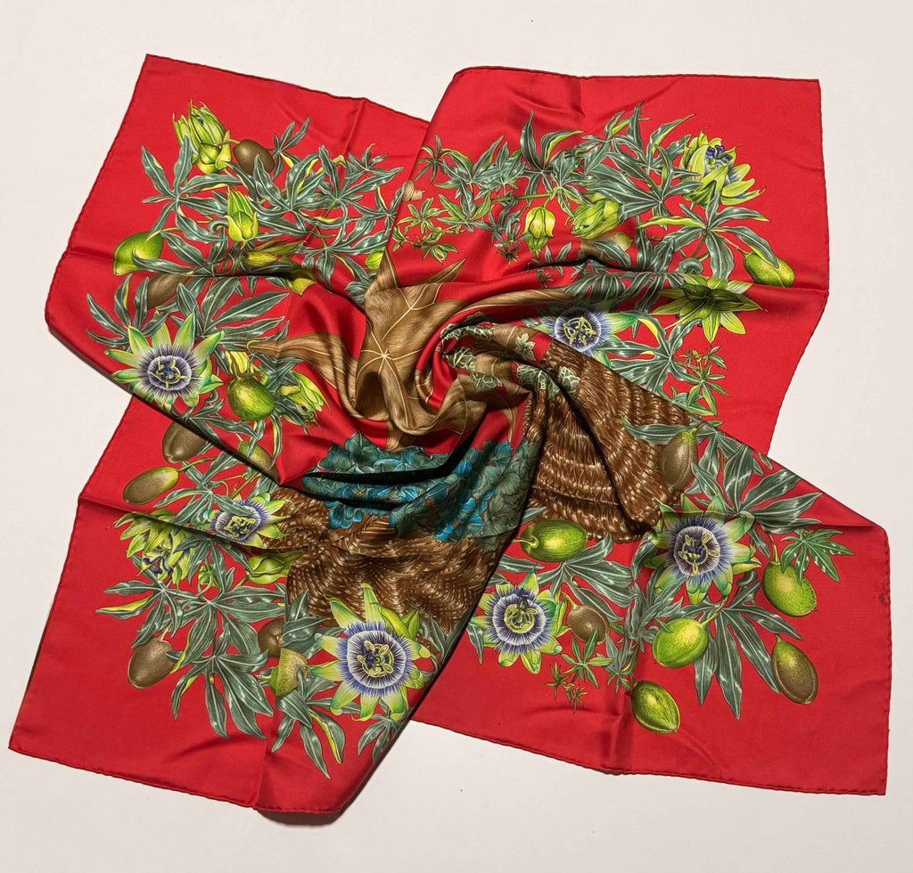 Carré Hermès “Passiflores” 100 % soie – Signé V. Dawlat – Fond rouge
