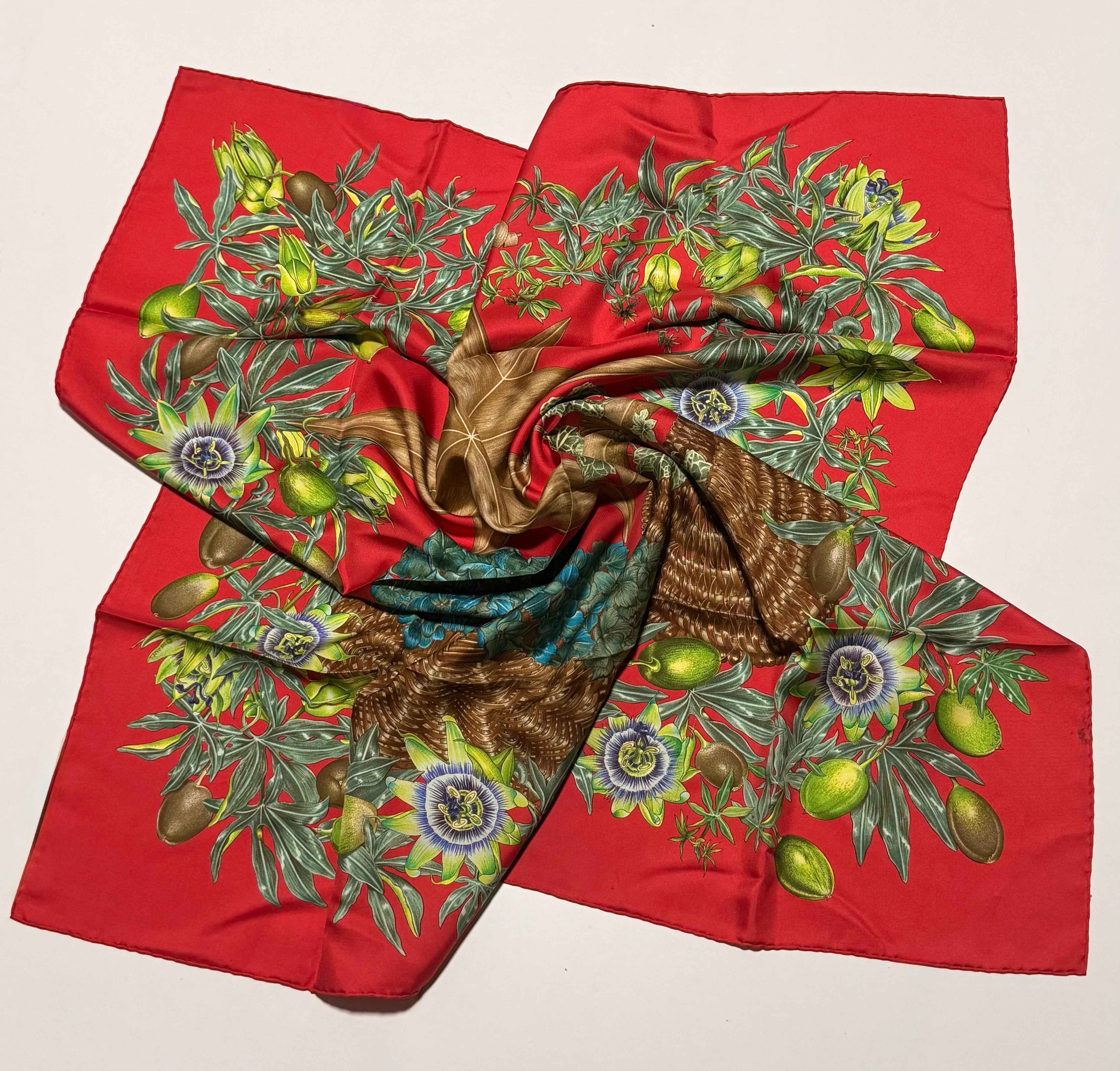 Carré Hermès “Passiflores” 100 % soie – Signé V. Dawlat – Fond rouge