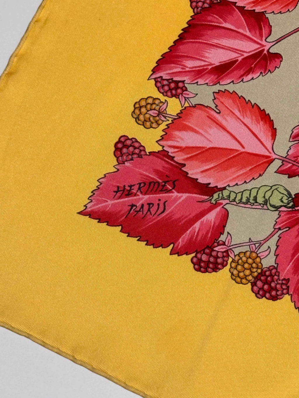 Carré Hermès “L’Arbre de Soie”, en twill 100% soie, fabriqué en France
