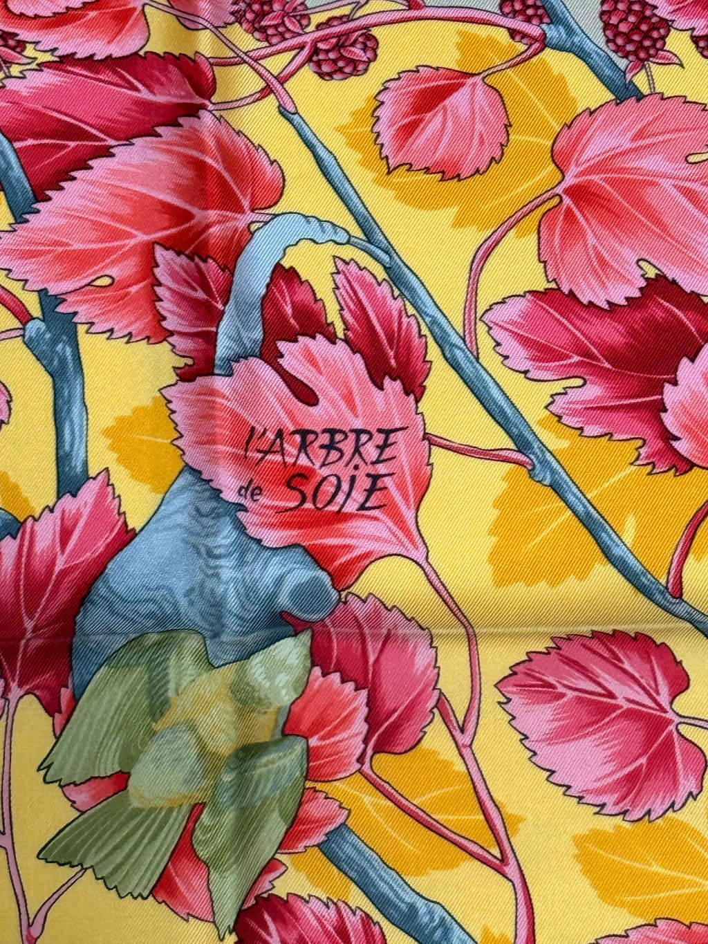 Carré Hermès “L’Arbre de Soie”, en twill 100% soie, fabriqué en France