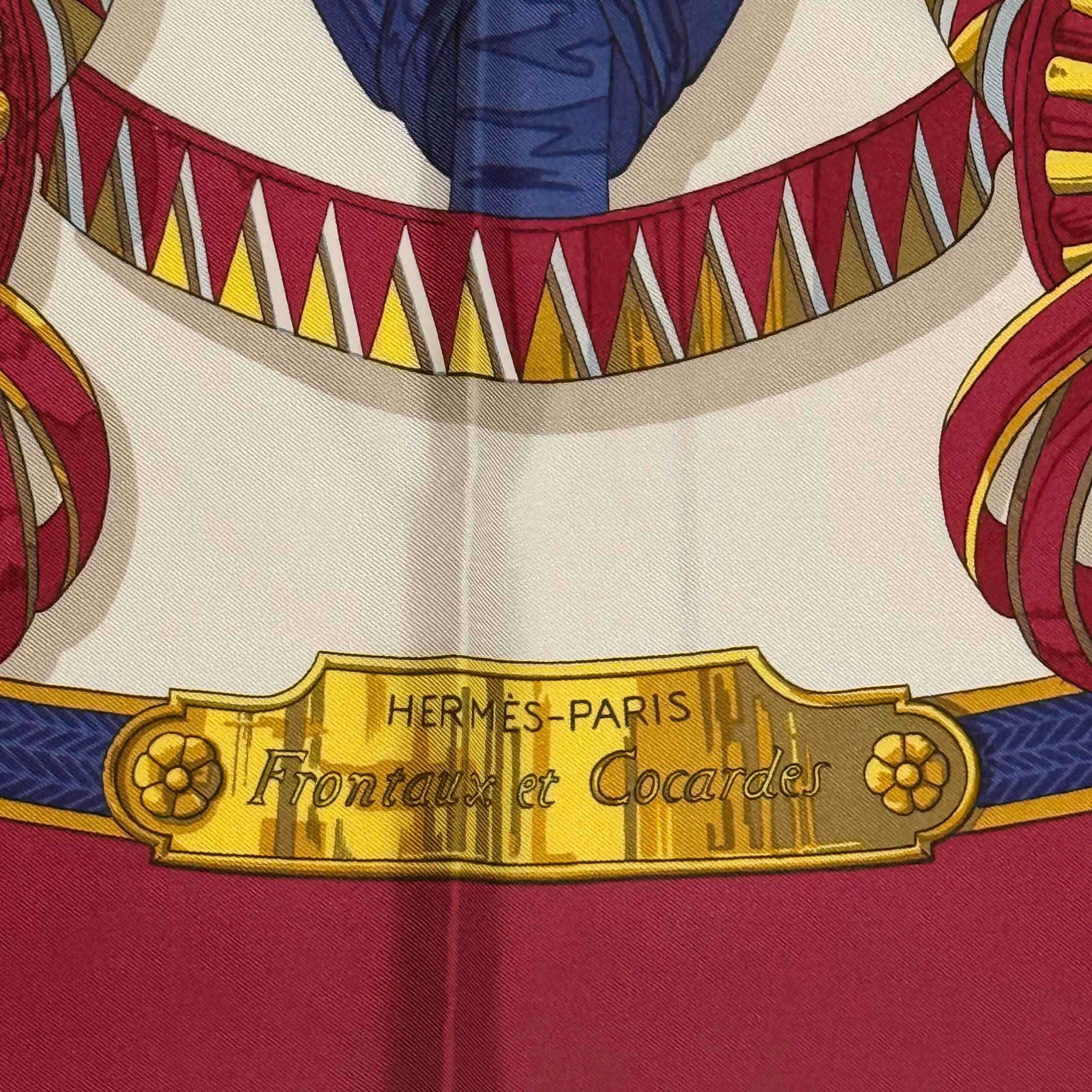 Carré Hermès “Frontaux et Cocardes” twill de soie, bord framboise