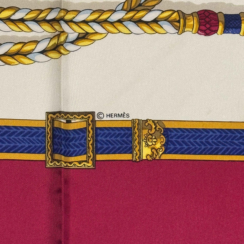 Carré Hermès “Frontaux et Cocardes” twill de soie, bord framboise