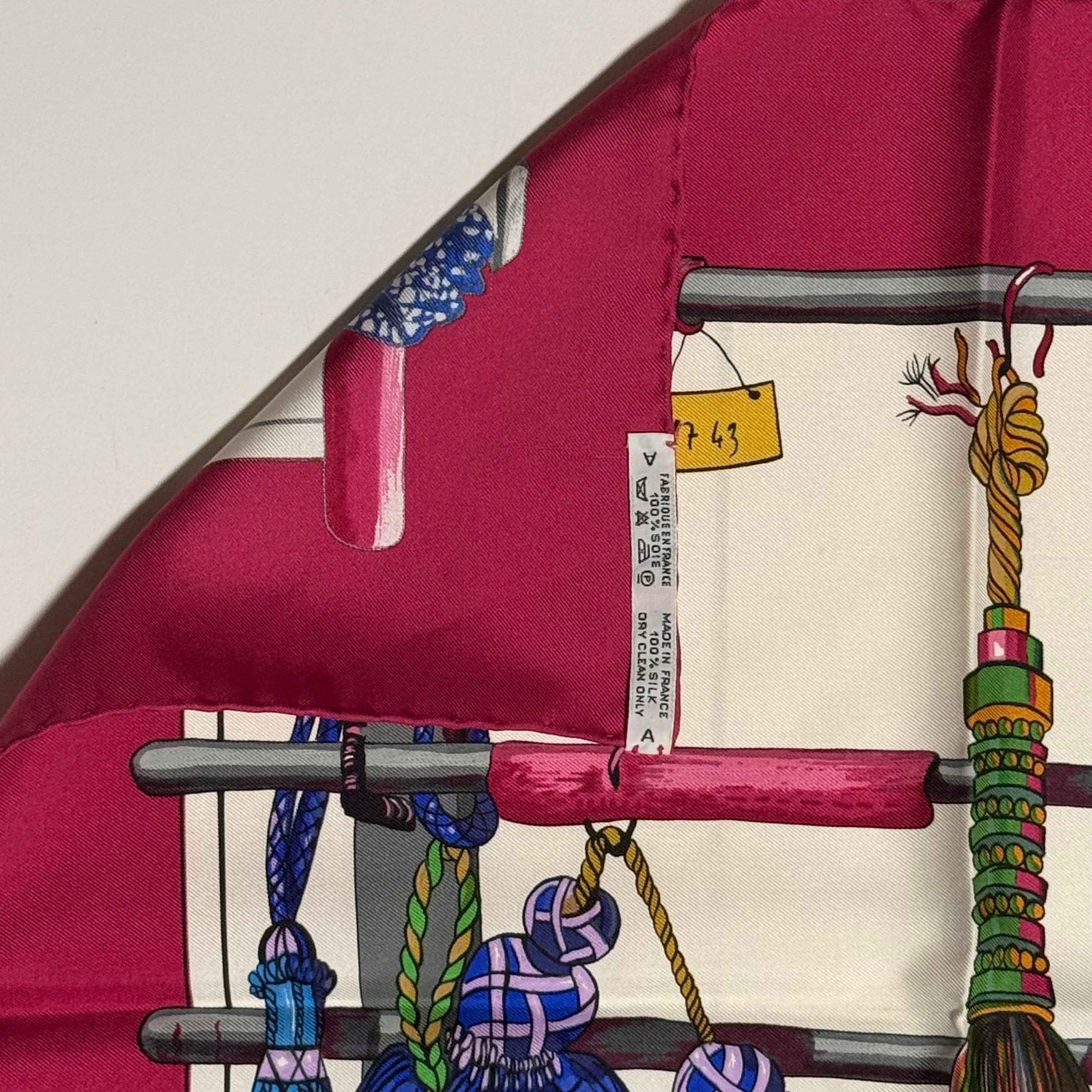 Carré Hermès 90 “Passementerie” marge framboise – soie