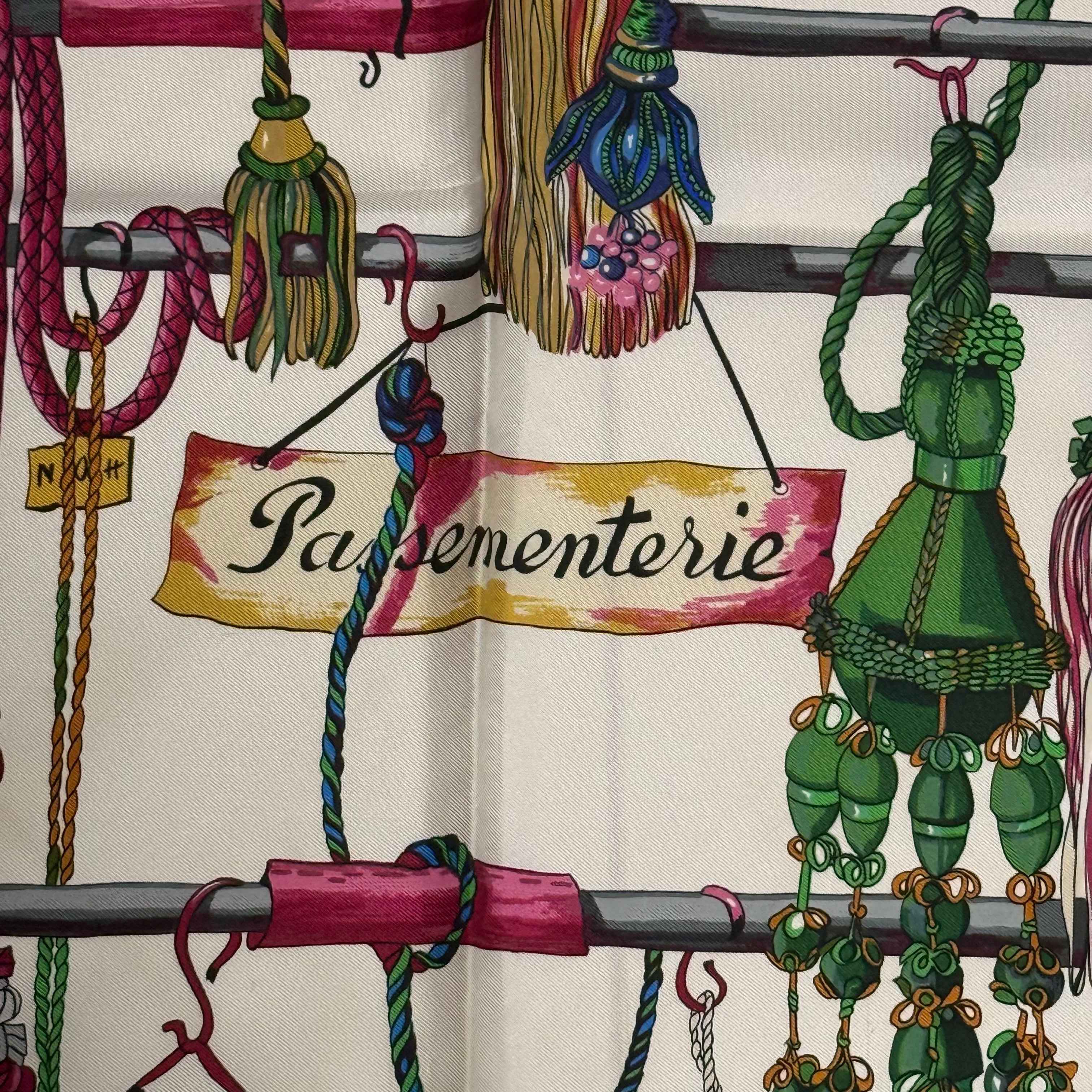 Carré Hermès 90 “Passementerie” marge framboise – soie