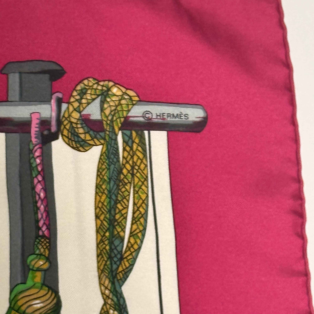 Carré Hermès 90 “Passementerie” marge framboise – soie