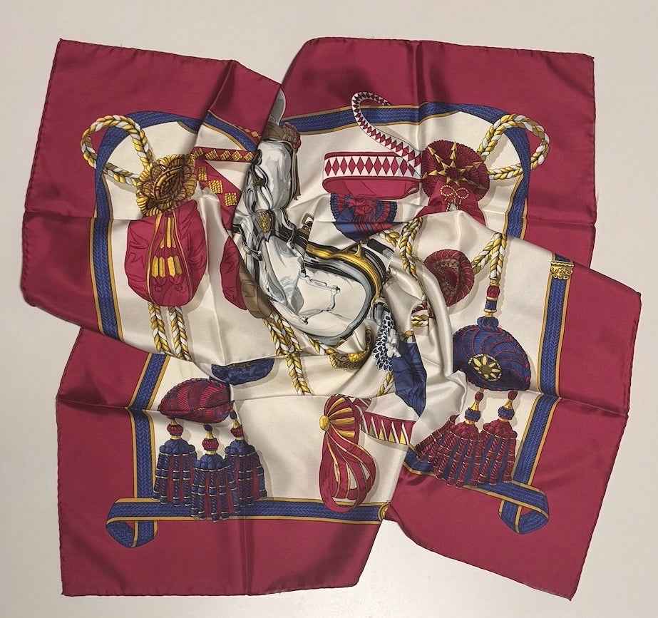 Carré Hermès “Frontaux et Cocardes” twill de soie, bord framboise