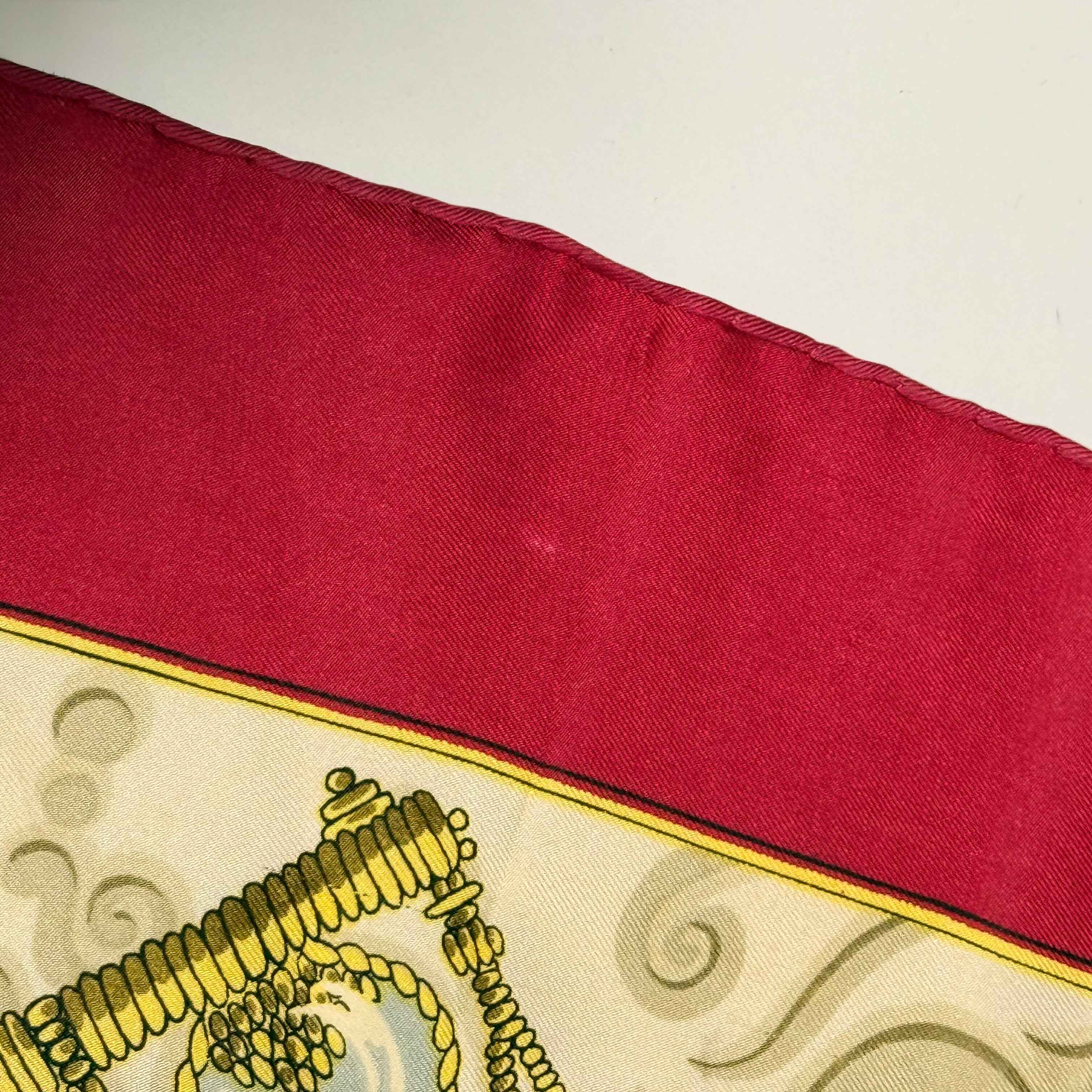 Carré Hermès Rouages – 100% soie – Bordure framboise