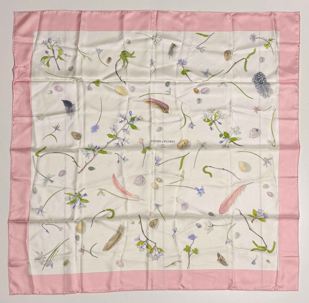 Carré Hermès Fleurs et Plumes – 100% soie – Bordure rose