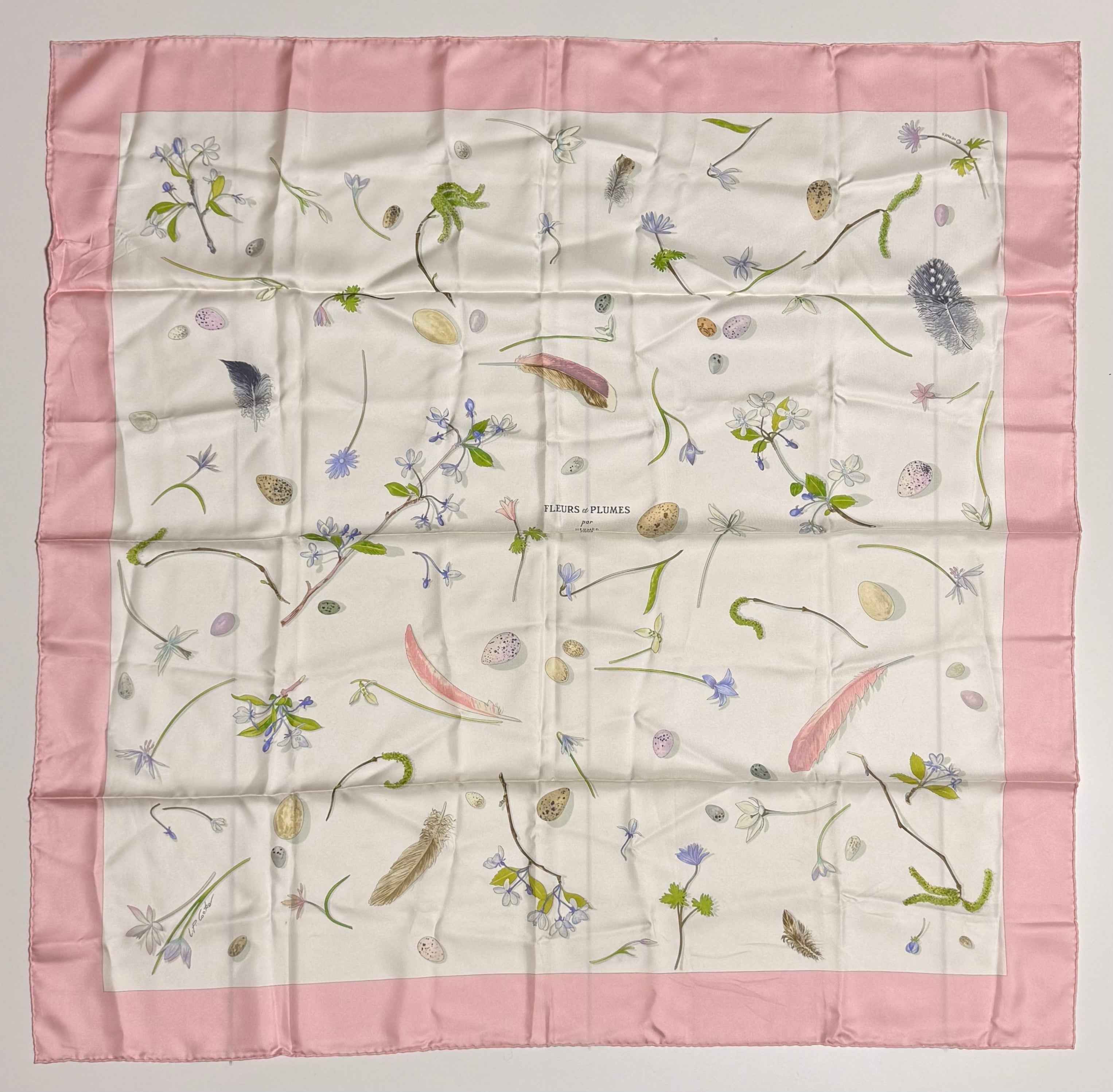 Carré Hermès Fleurs et Plumes – 100% soie – Bordure rose