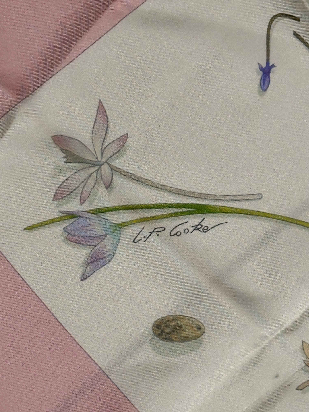 Carré Hermès Fleurs et Plumes – 100% soie – Bordure rose
