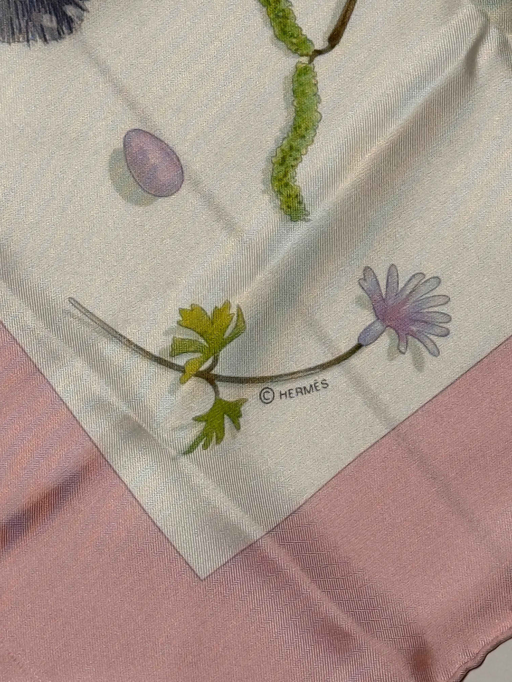 Carré Hermès Fleurs et Plumes – 100% soie – Bordure rose