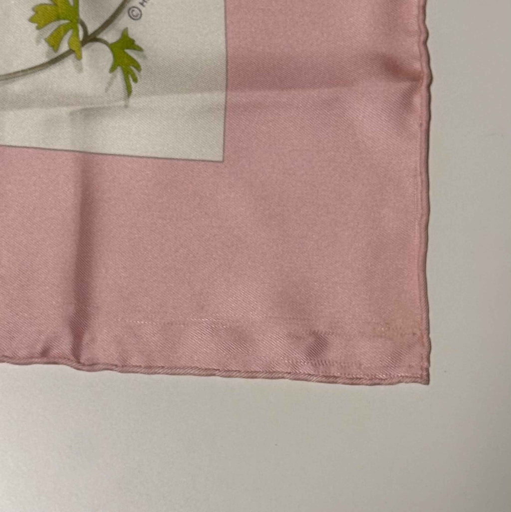 Carré Hermès Fleurs et Plumes – 100% soie – Bordure rose