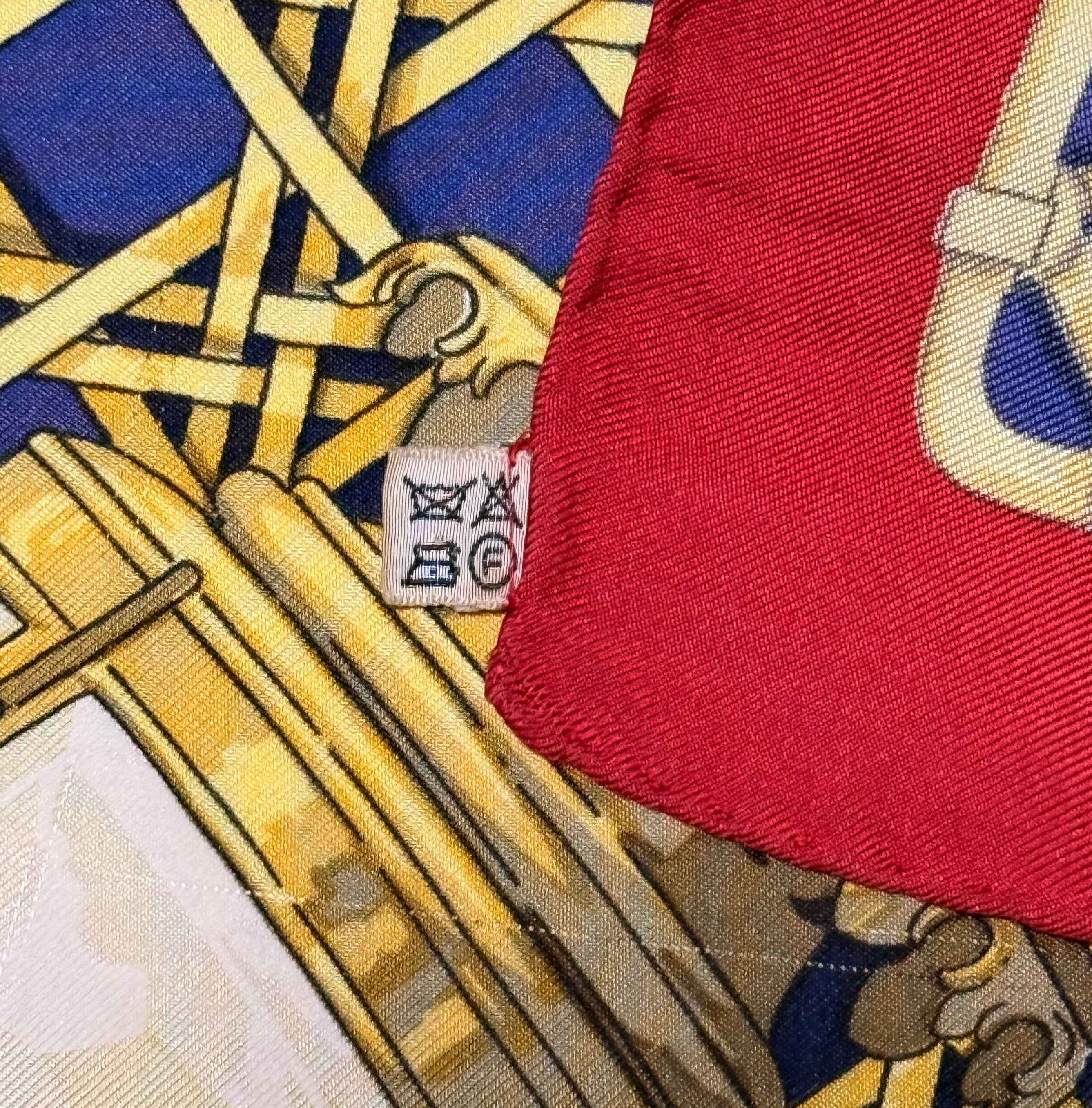 Carré Hermès Feux de Route – 100% soie – Fond rouge