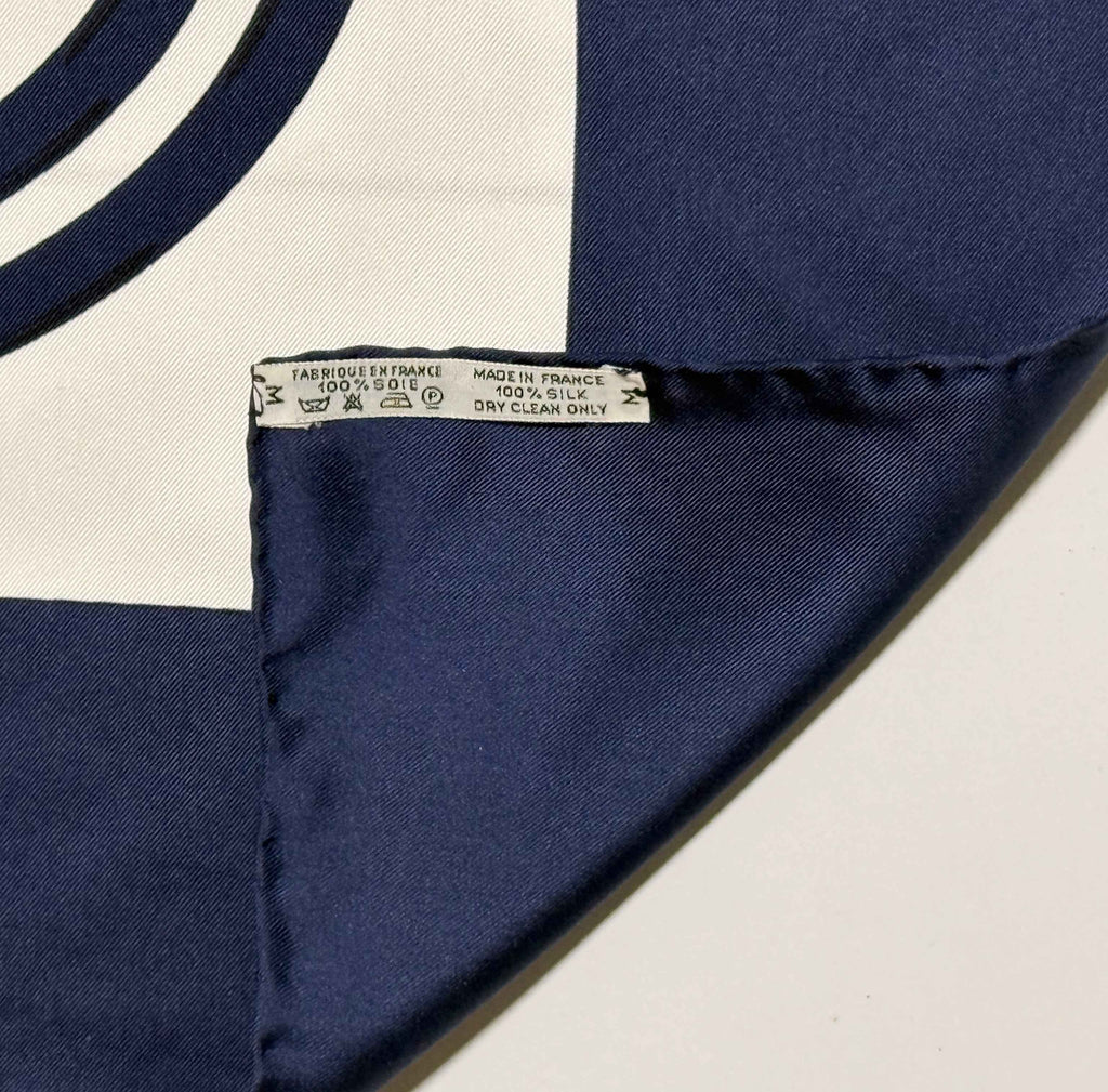 Carré Hermès Brides de Gala – 100% soie – Bleu marine