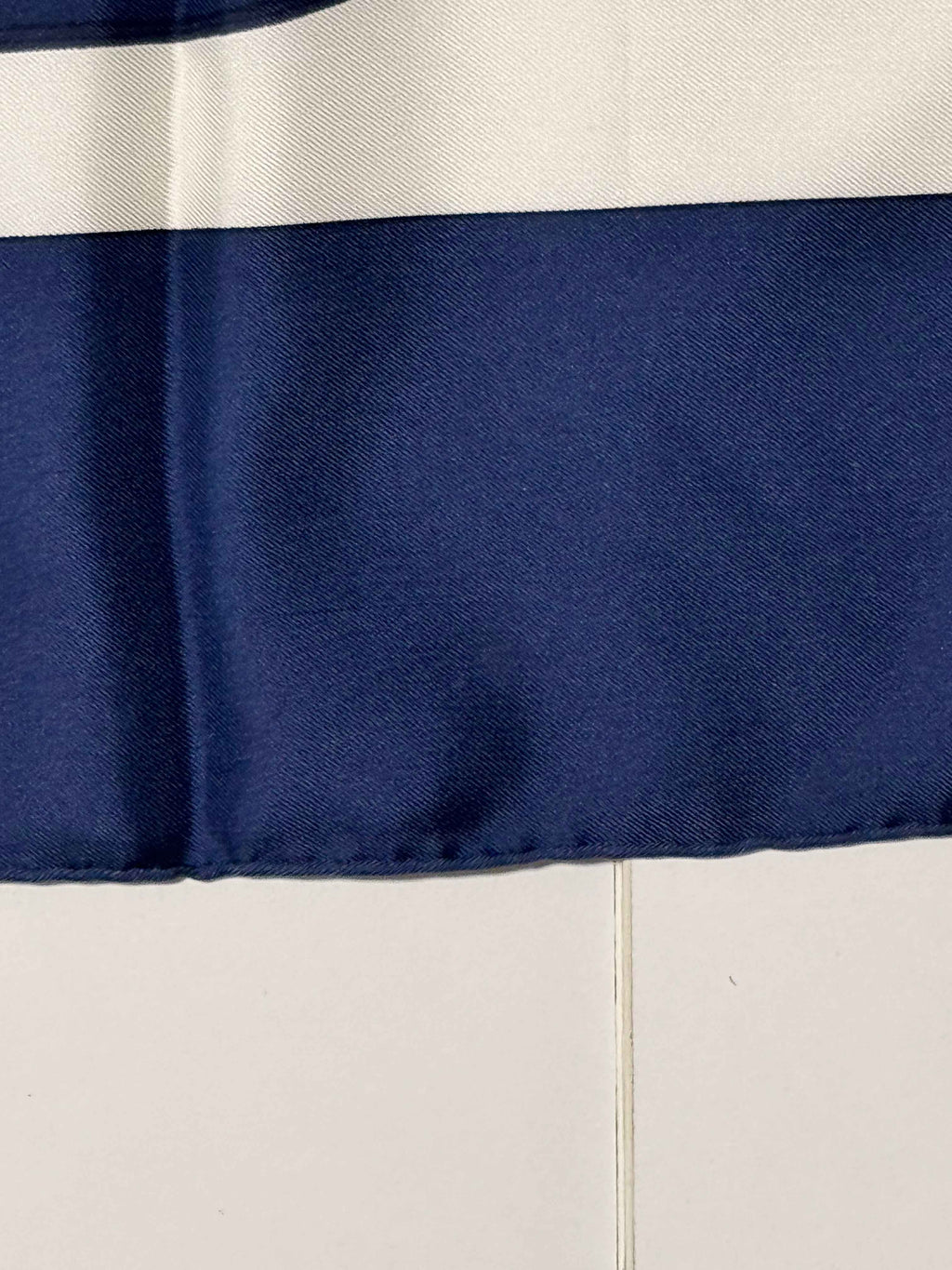 Carré Hermès Brides de Gala – 100% soie – Bleu marine