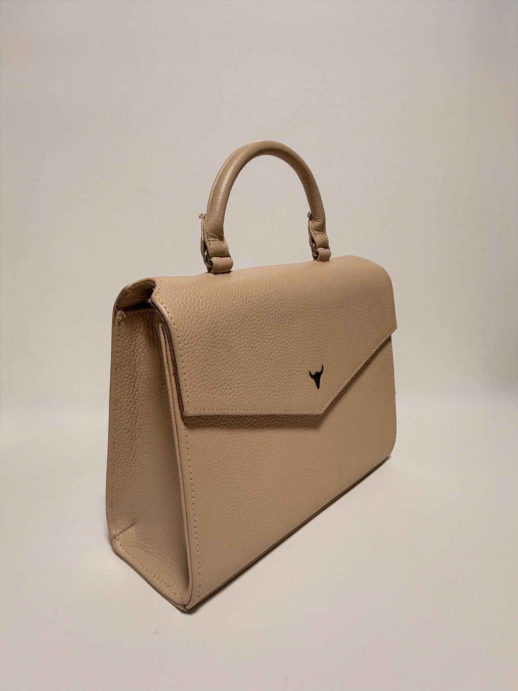 Sac en cuir beige subtilement pailleté