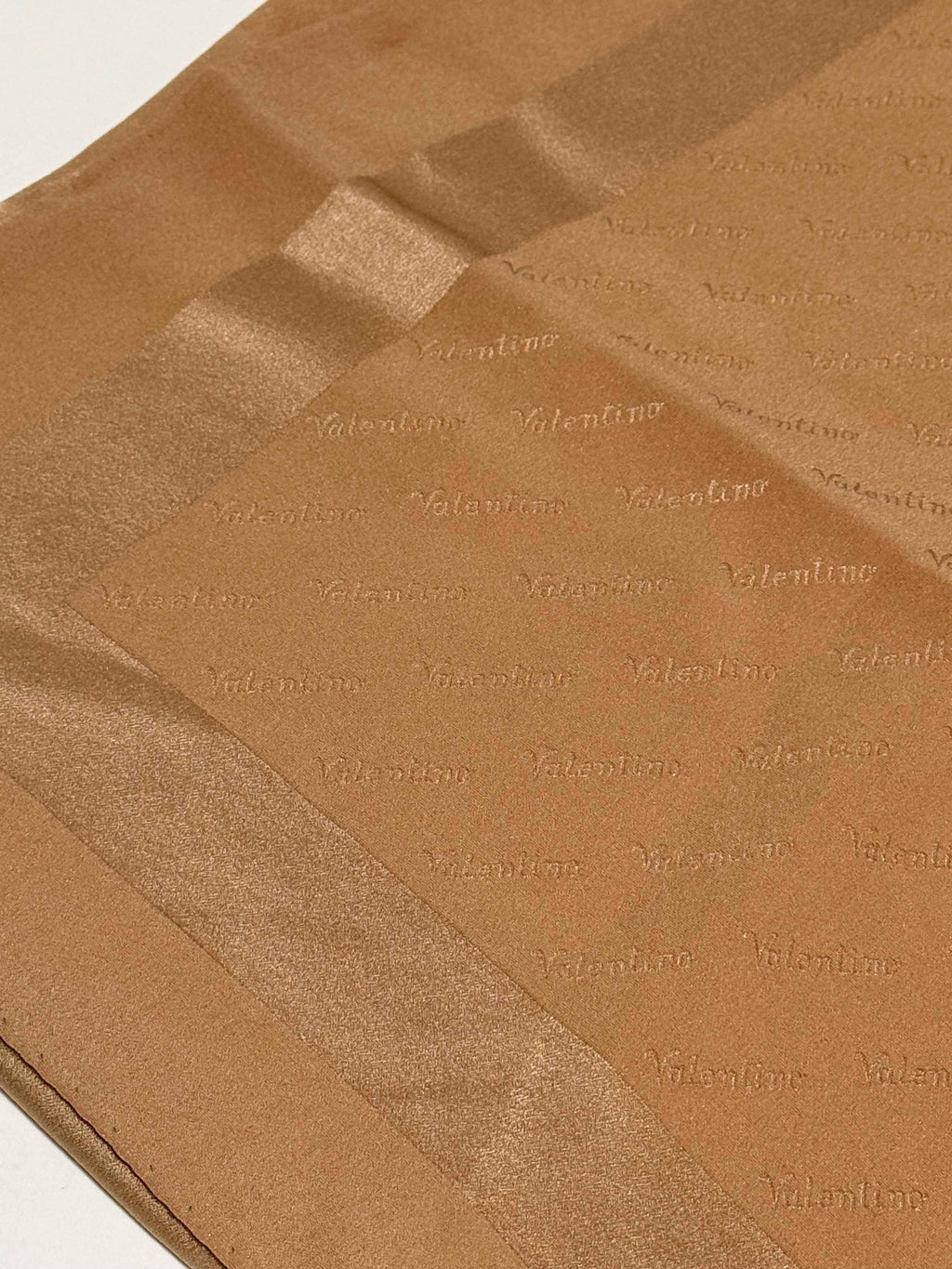 Carré Valentino en crêpe de soie nude – Motif logo – Vintage