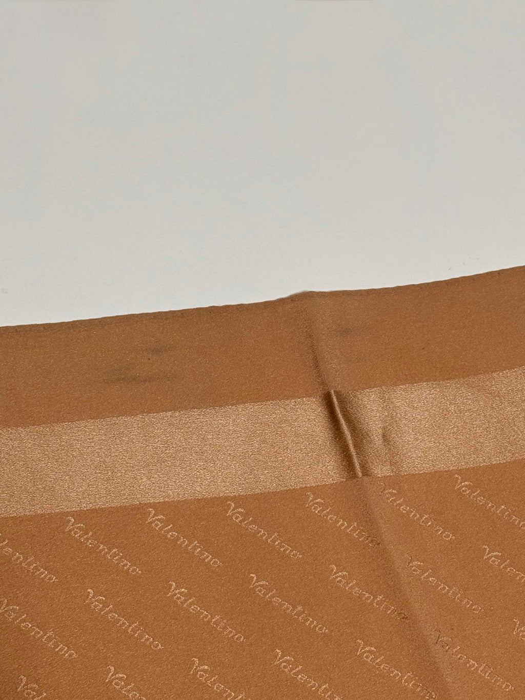 Carré Valentino en crêpe de soie nude – Motif logo – Vintage