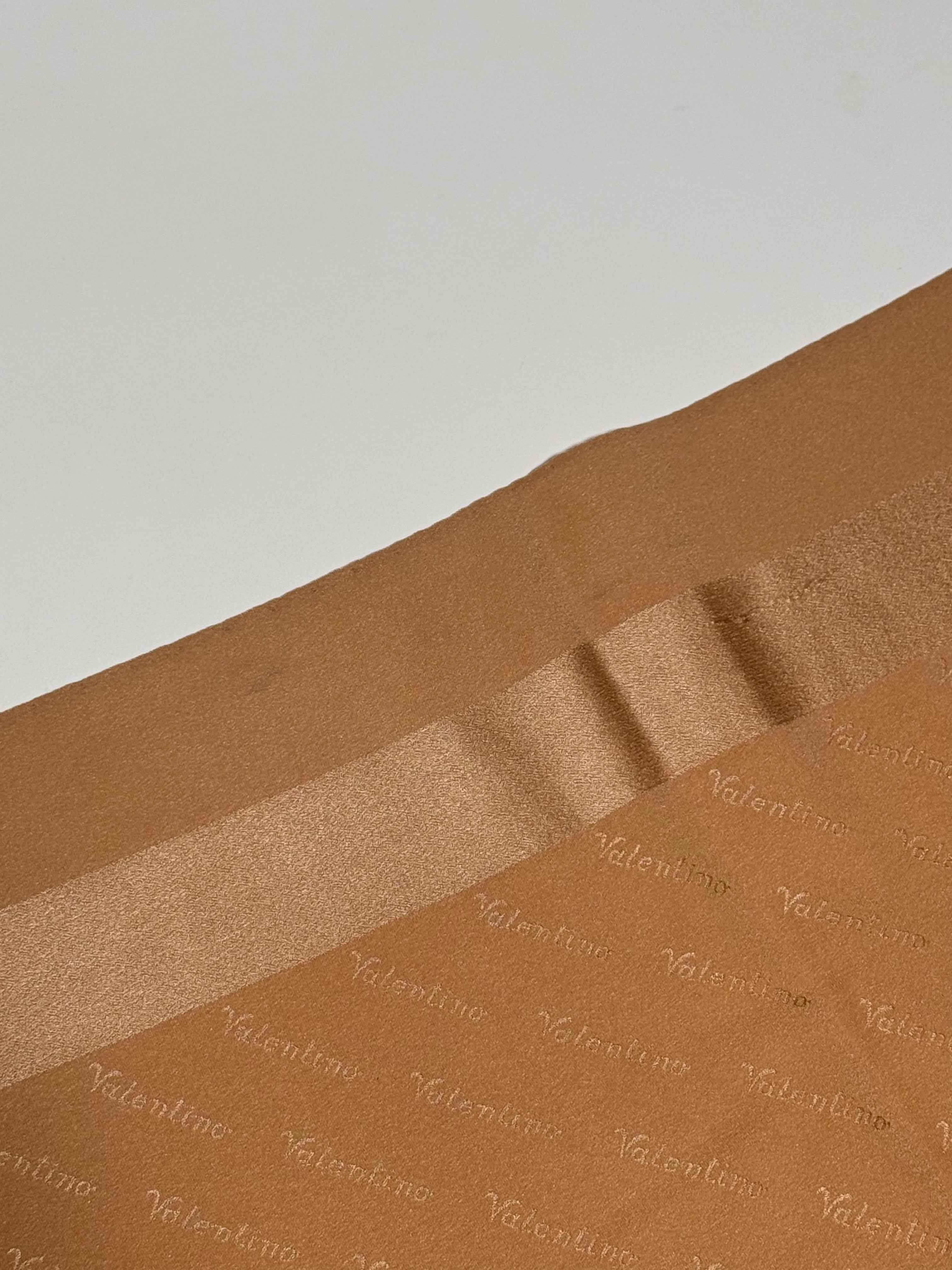 Carré Valentino en crêpe de soie nude – Motif logo – Vintage