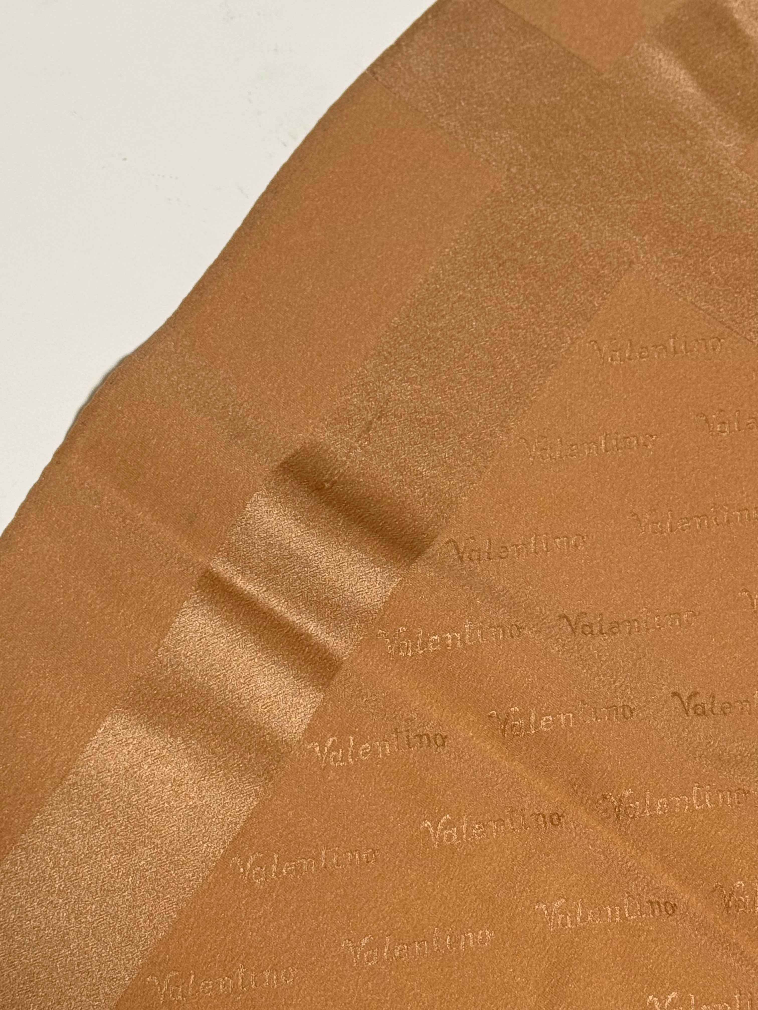 Carré Valentino en crêpe de soie nude – Motif logo – Vintage