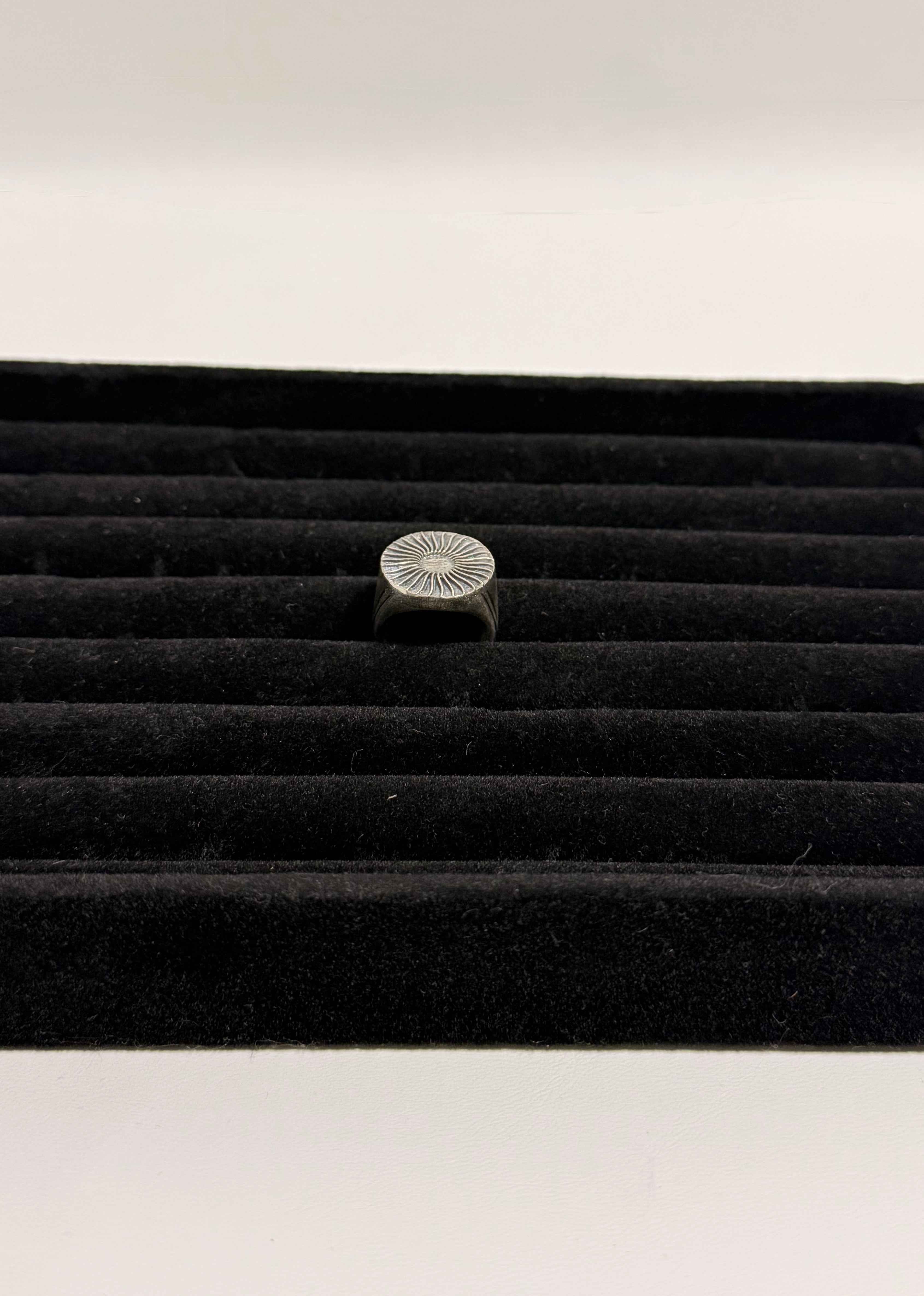 Bague en argent massif – Motif Soleil gravé