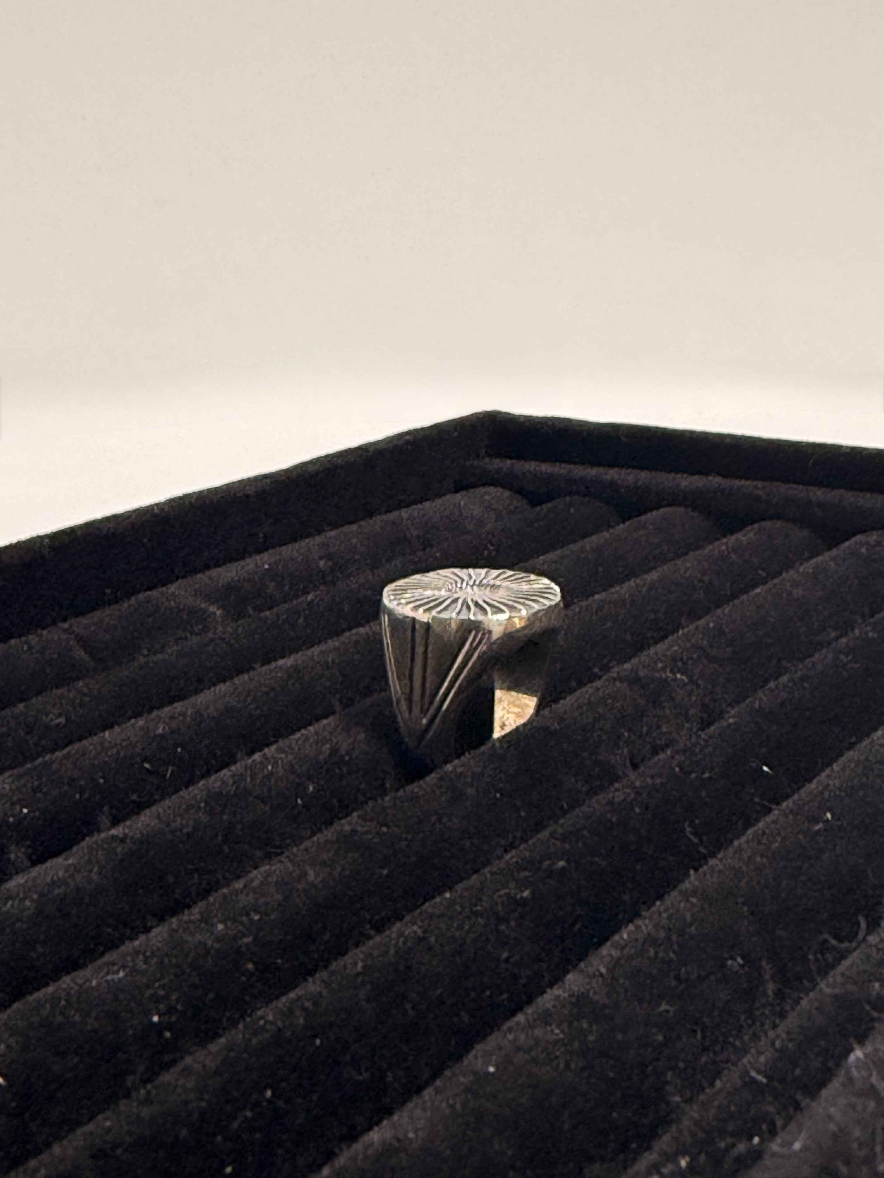 Bague en argent massif – Motif Soleil gravé