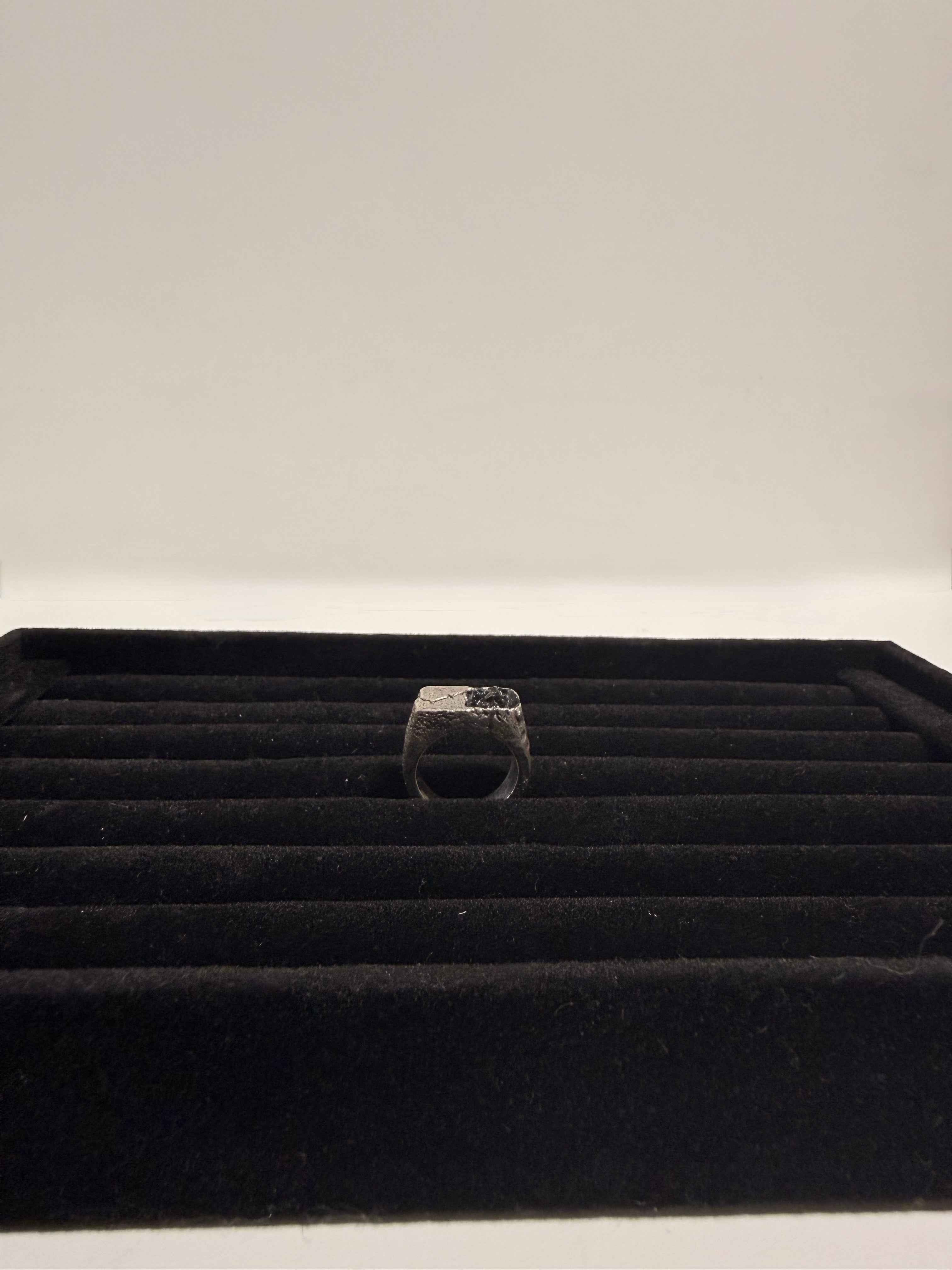 Bague large en argent massif 925 – Pierre noire