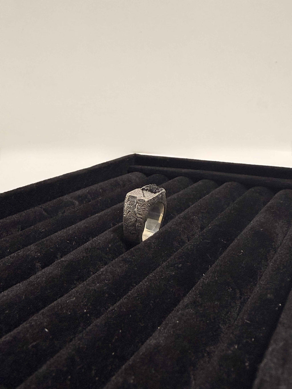 Bague large en argent massif 925 – Pierre noire