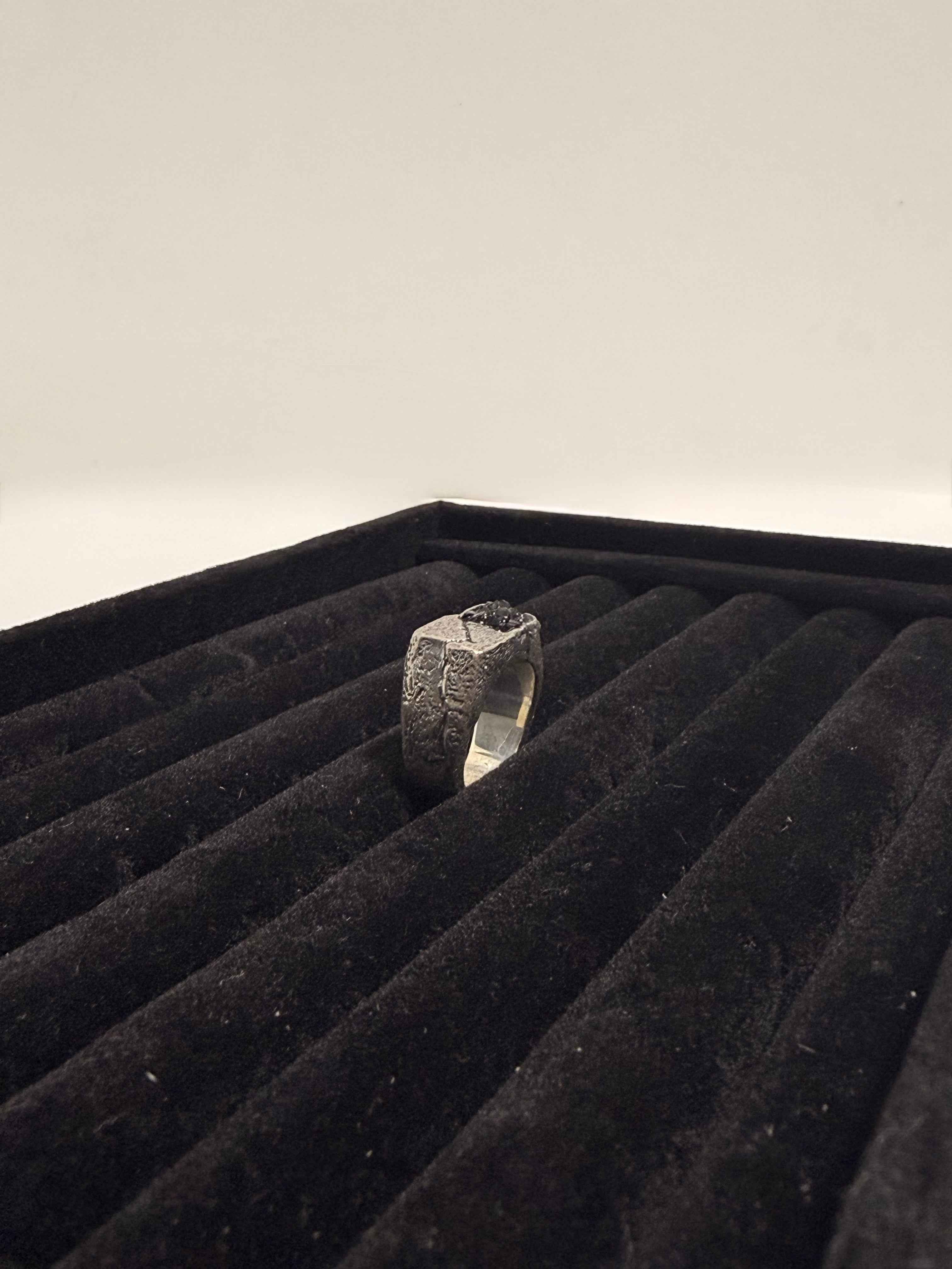 Bague large en argent massif 925 – Pierre noire