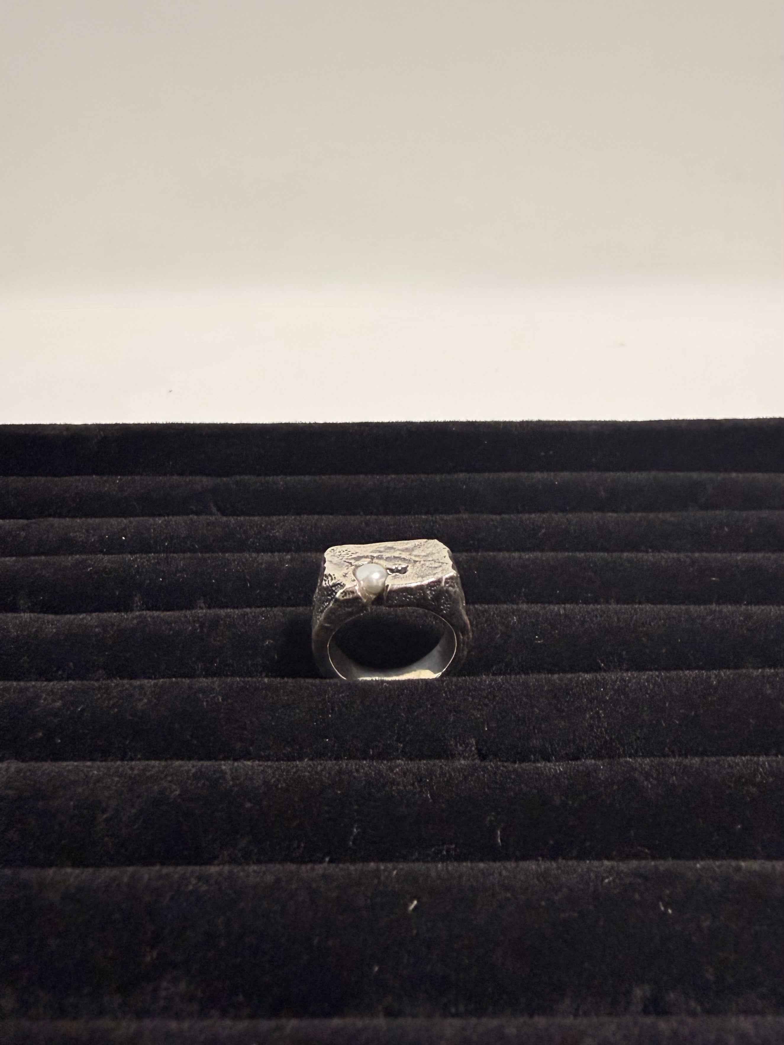 Bague en argent massif 925 ornée d'une pierre - Allure asymétrique