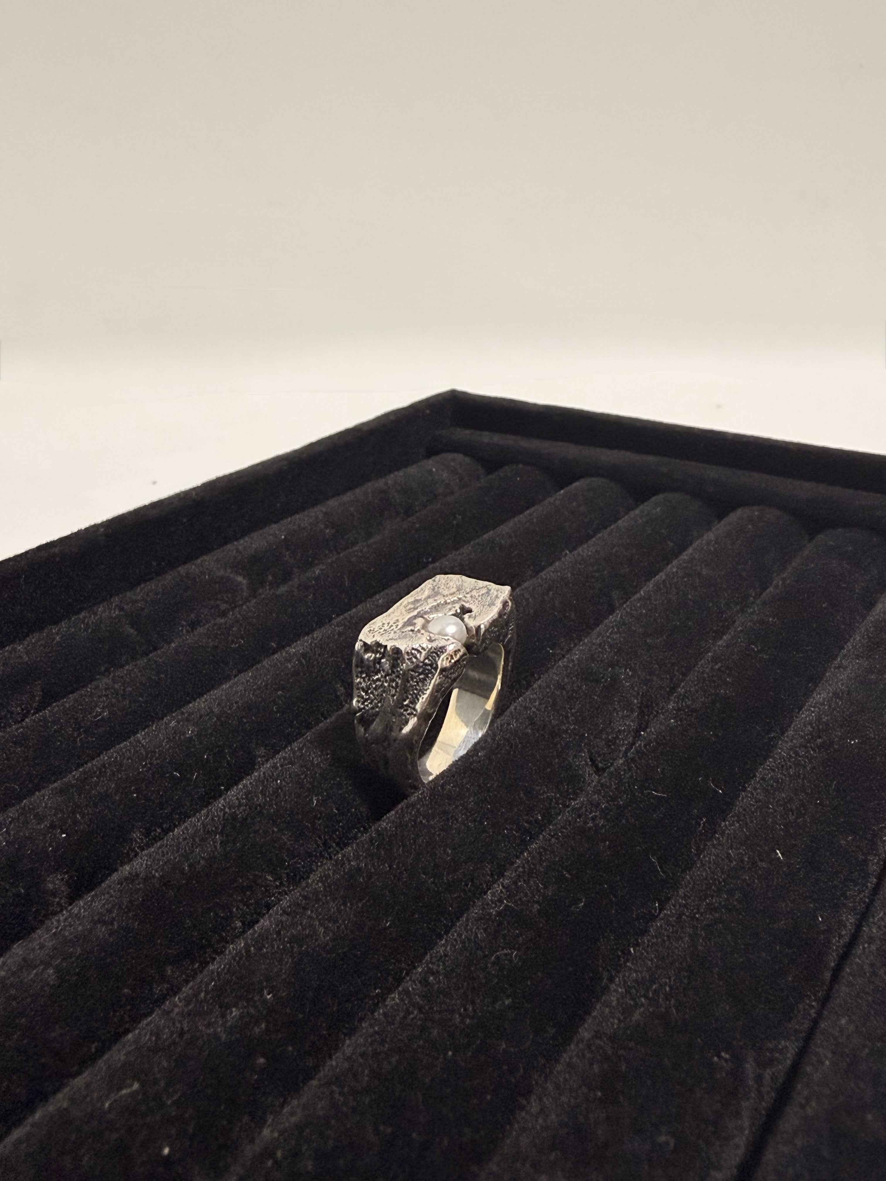 Bague en argent massif 925 ornée d'une pierre - Allure asymétrique