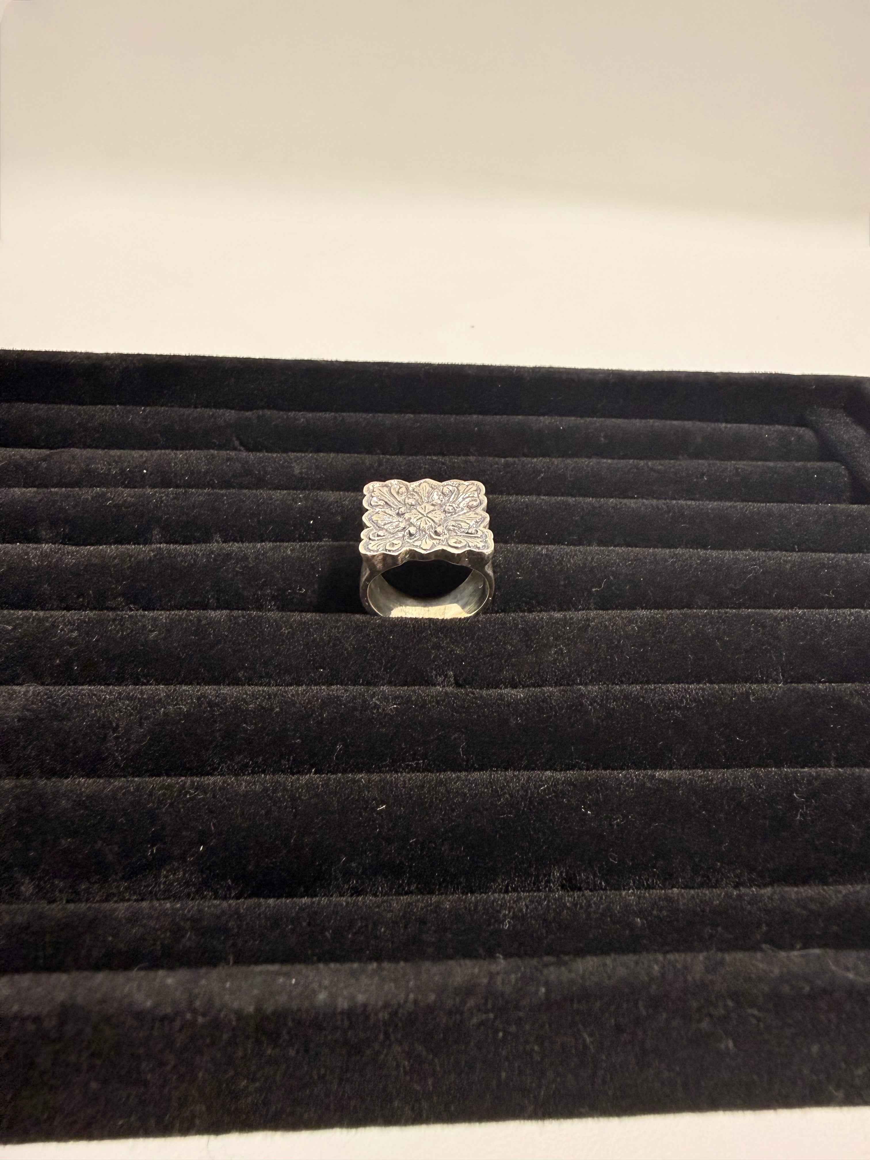 Bague en argent 925 – Motif floral gravé - Plateau carré