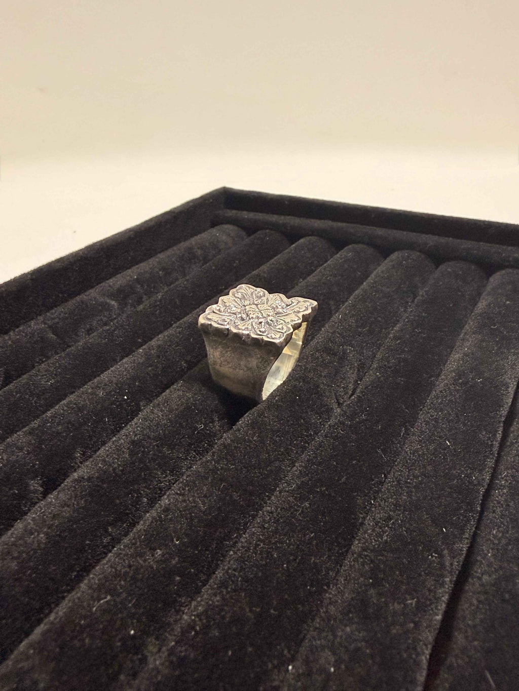 Bague en argent 925 – Motif floral gravé - Plateau carré