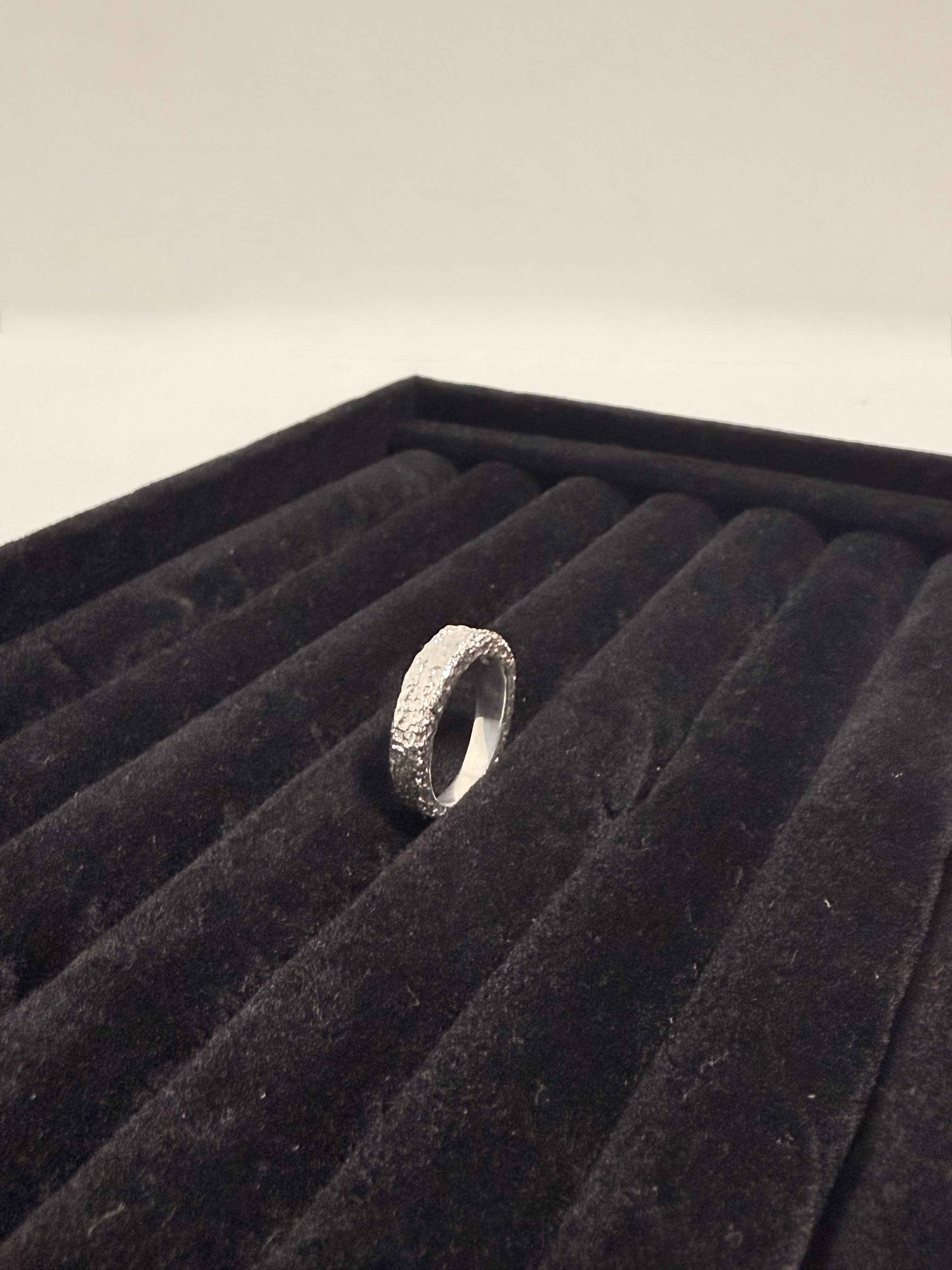 Bague en argent massif 925 fine et texturée