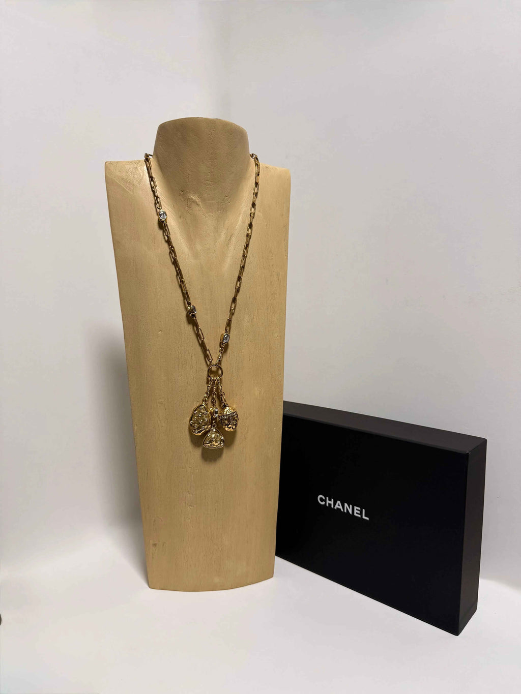 Sautoir Chanel X Karl Lagerfeld Orné De Strass Swarovski