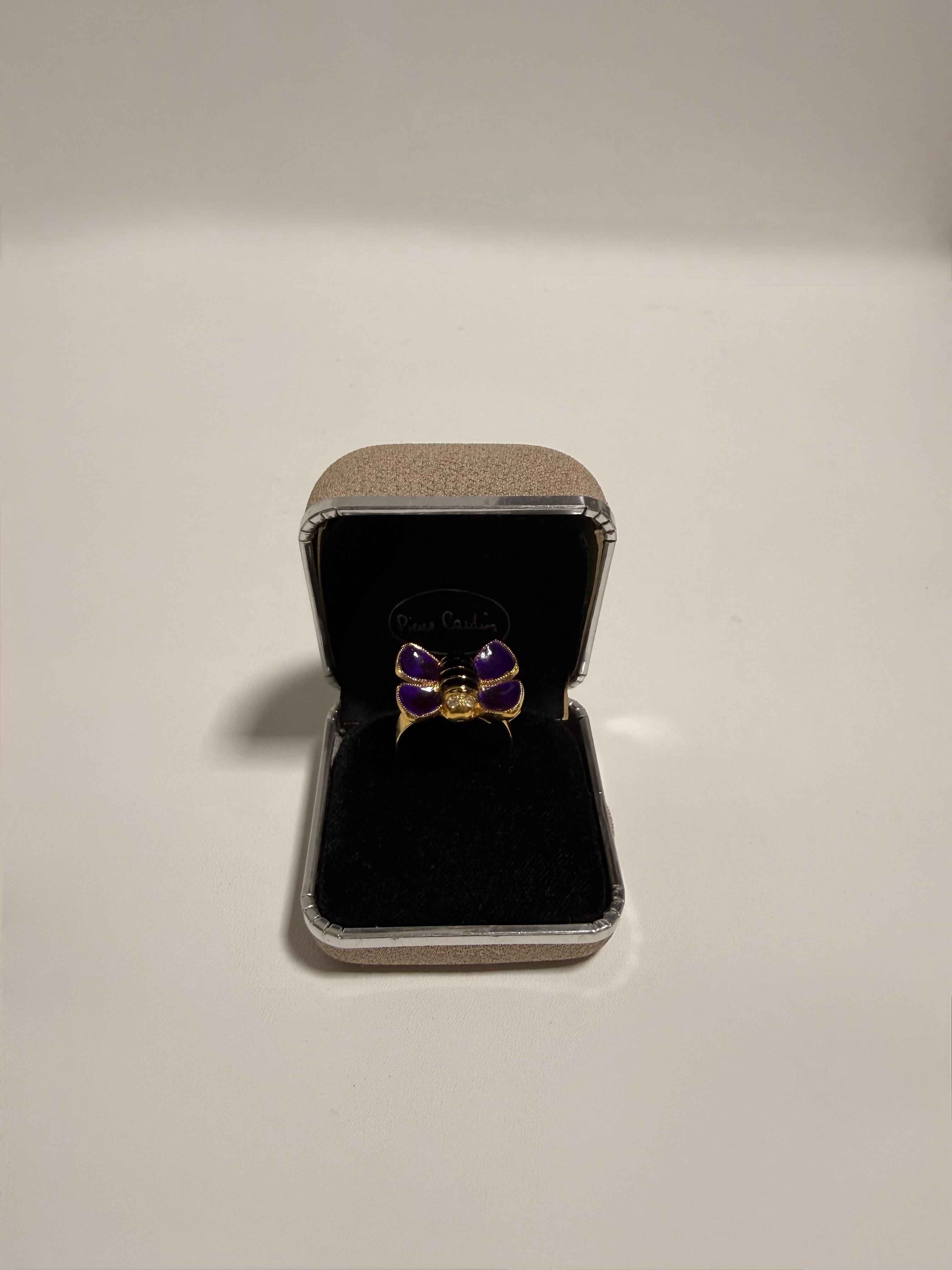 Bague Pierre Cardin papillon émaillée violette – métal doré – signée – avec boîte